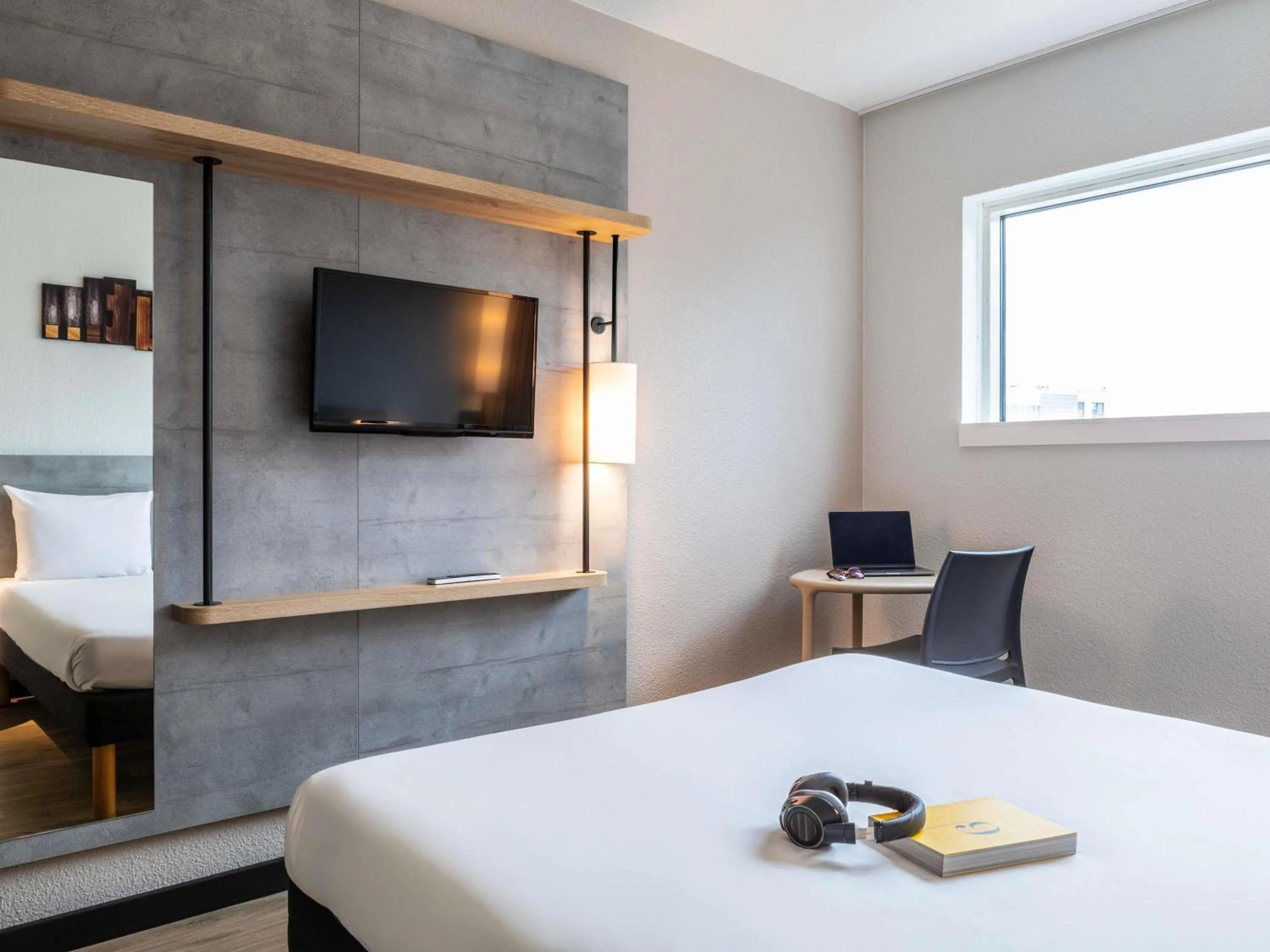 Bedroom, Bed in ibis budget Paris Porte de Montreuil