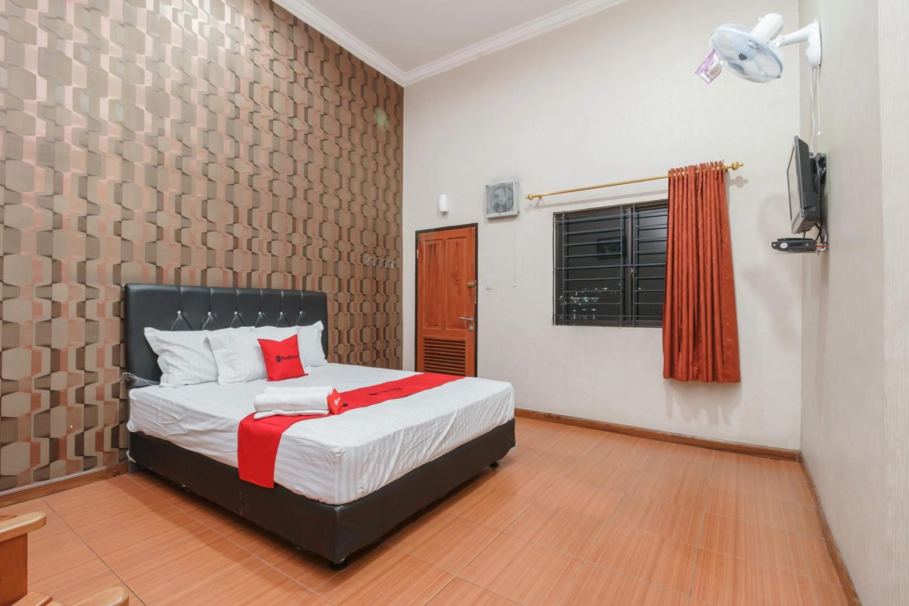Bed in RedDoorz at Sedayu 2 Near Danau Toba Parapat