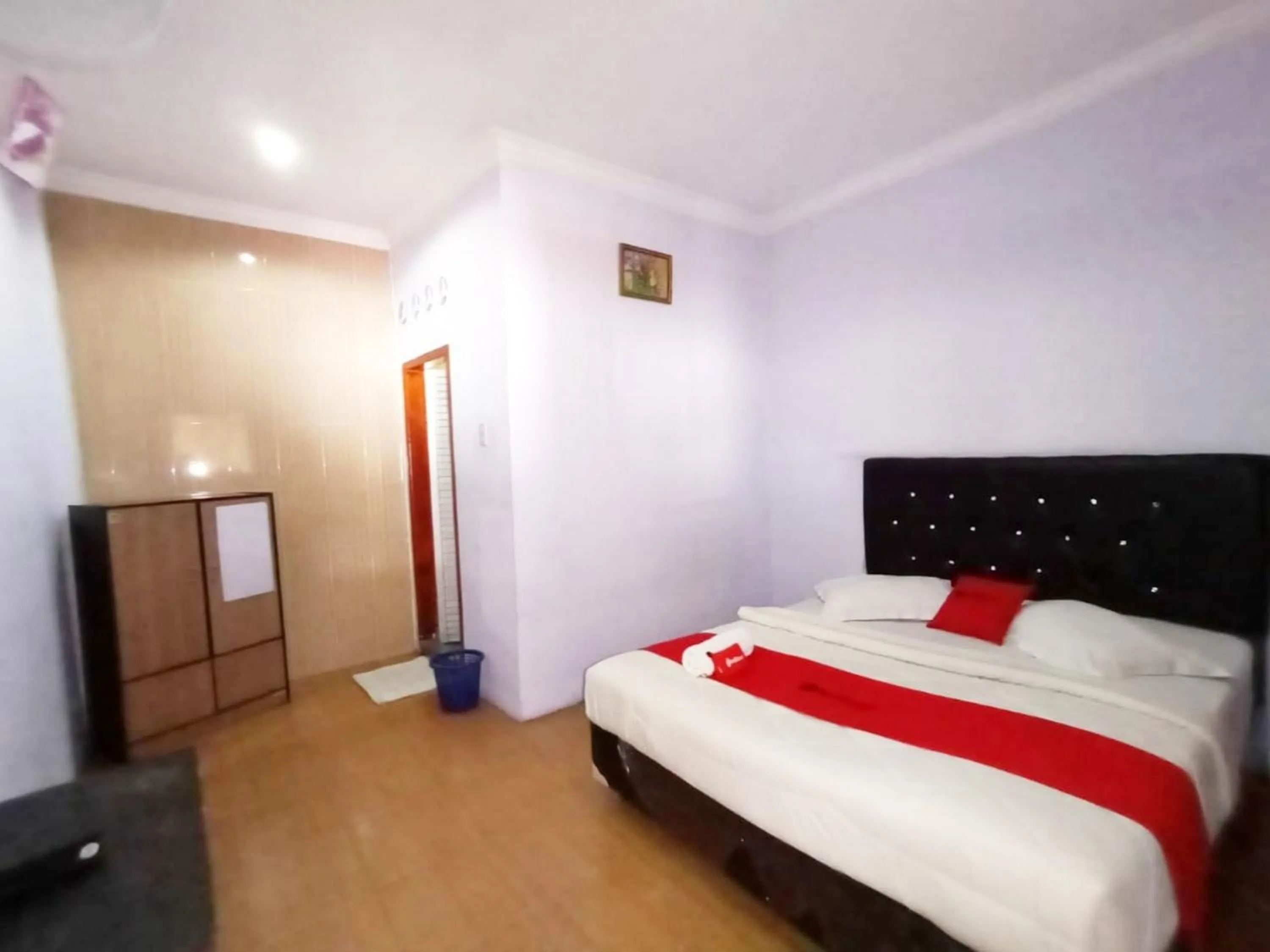 Bed in RedDoorz at Sedayu 2 Near Danau Toba Parapat