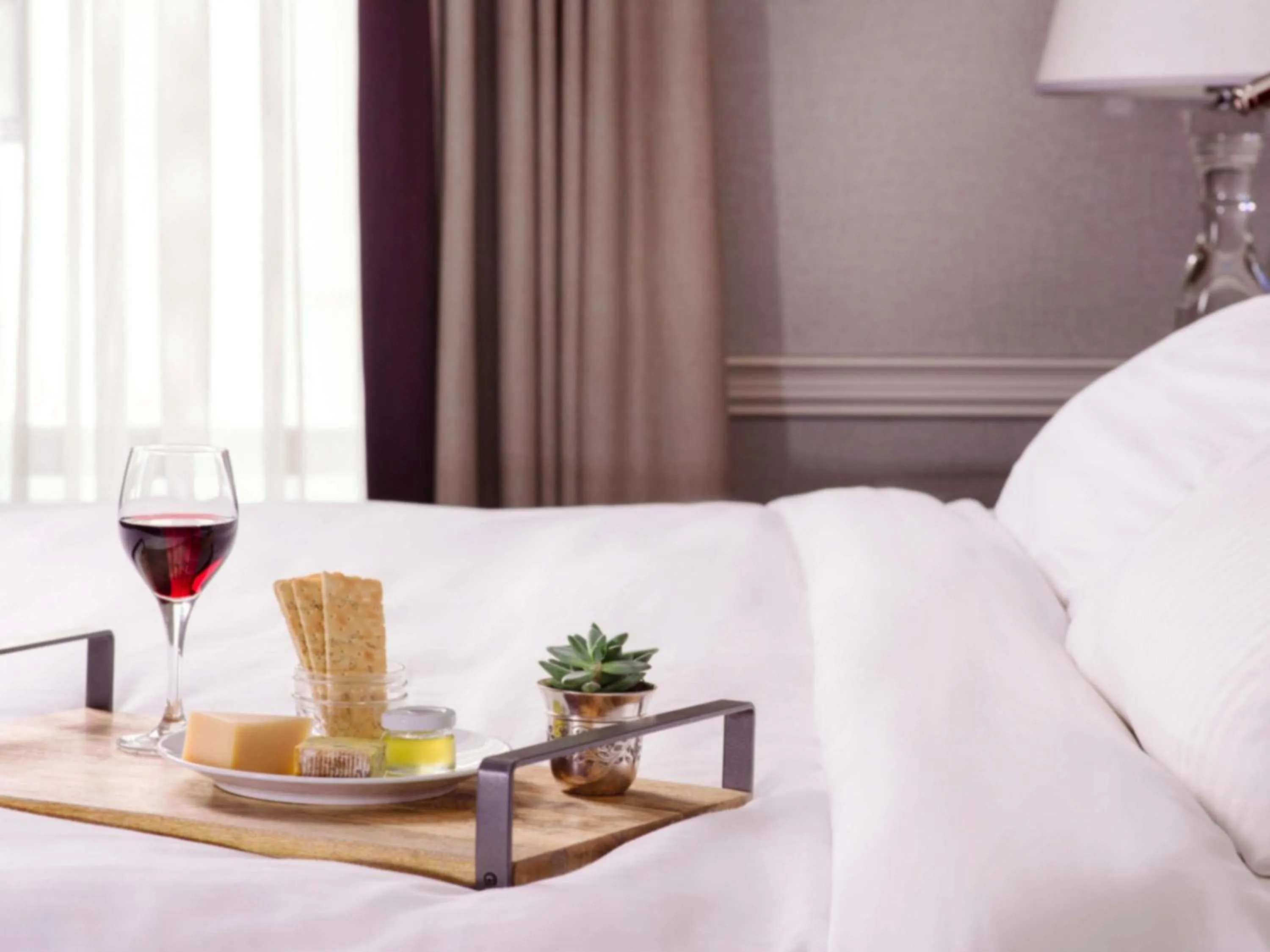 Restaurant/places to eat, Bed in Fairmont Copley Plaza