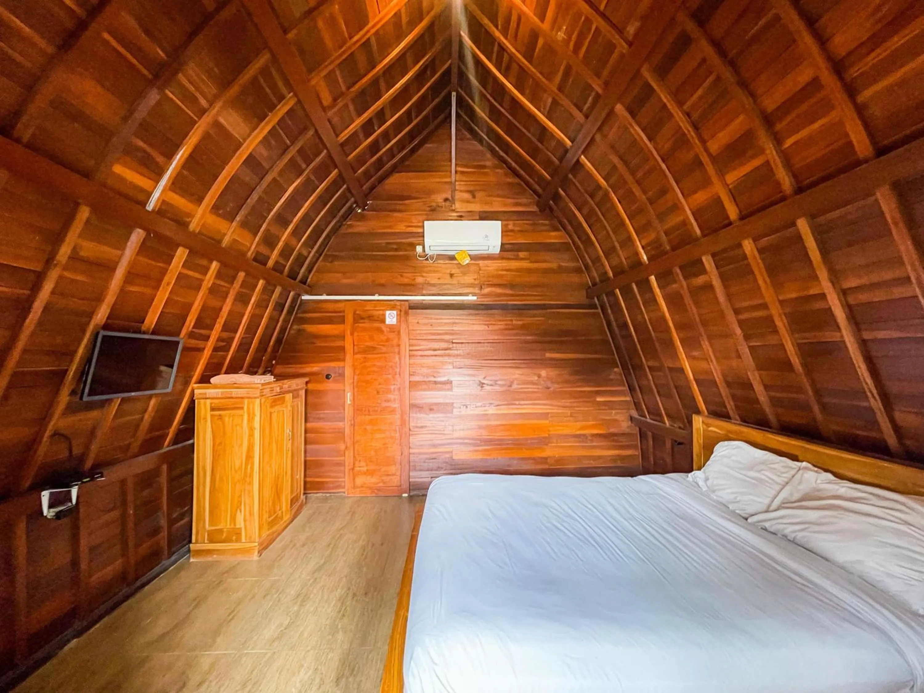 Bedroom, Bed in Lilis Aksito Akusara by Lavana