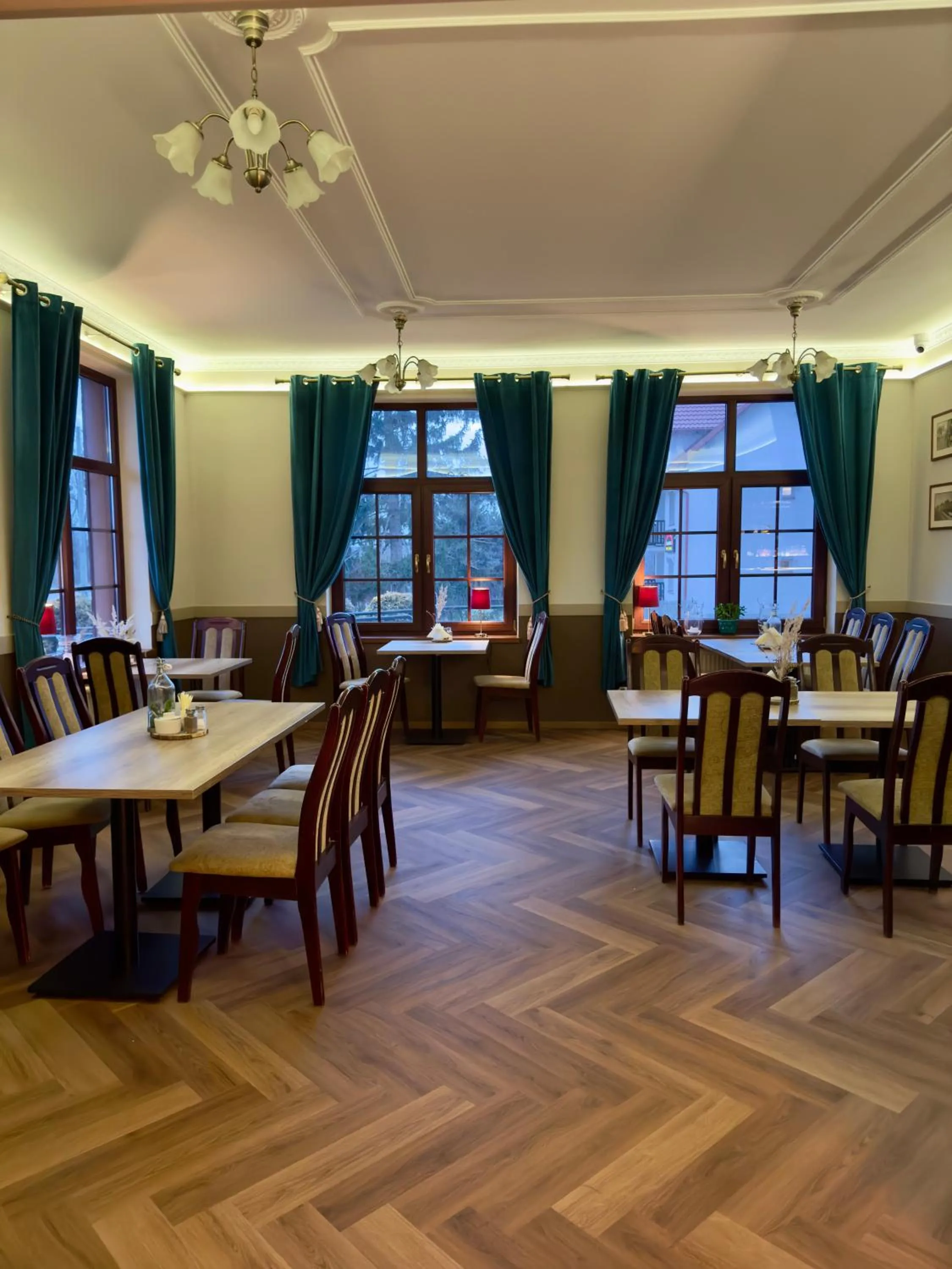 Restaurant/places to eat in EdMar