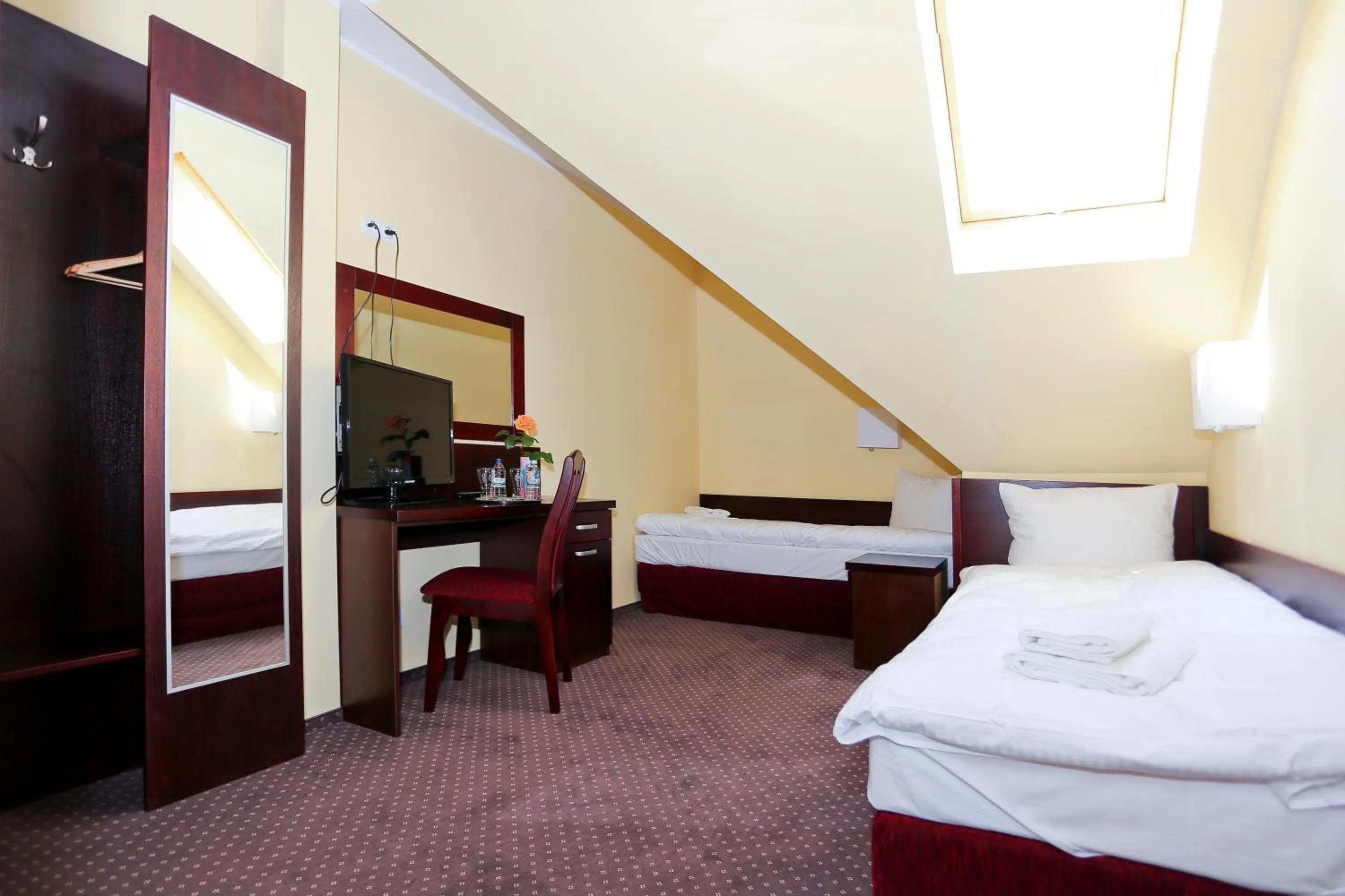 Photo of the whole room, Bed in EdMar