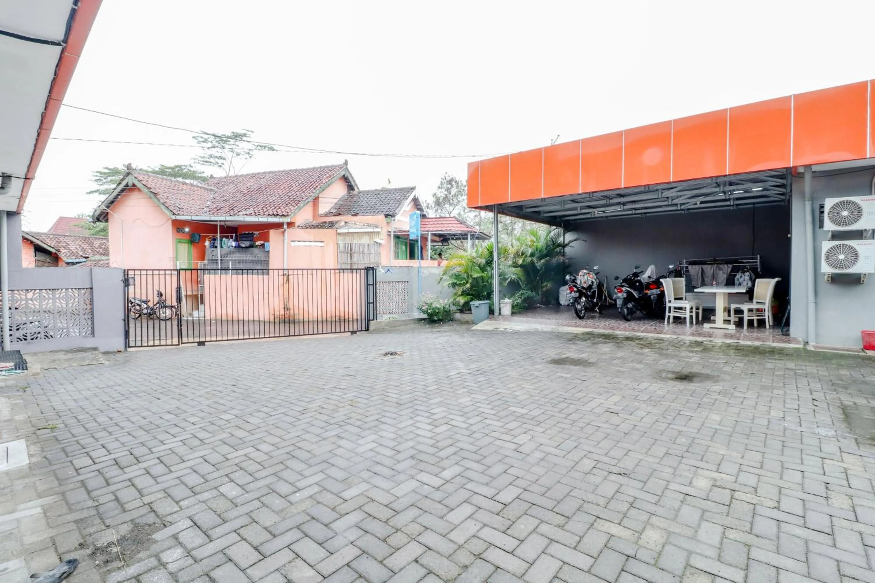 Property building in Ratu Guesthouse