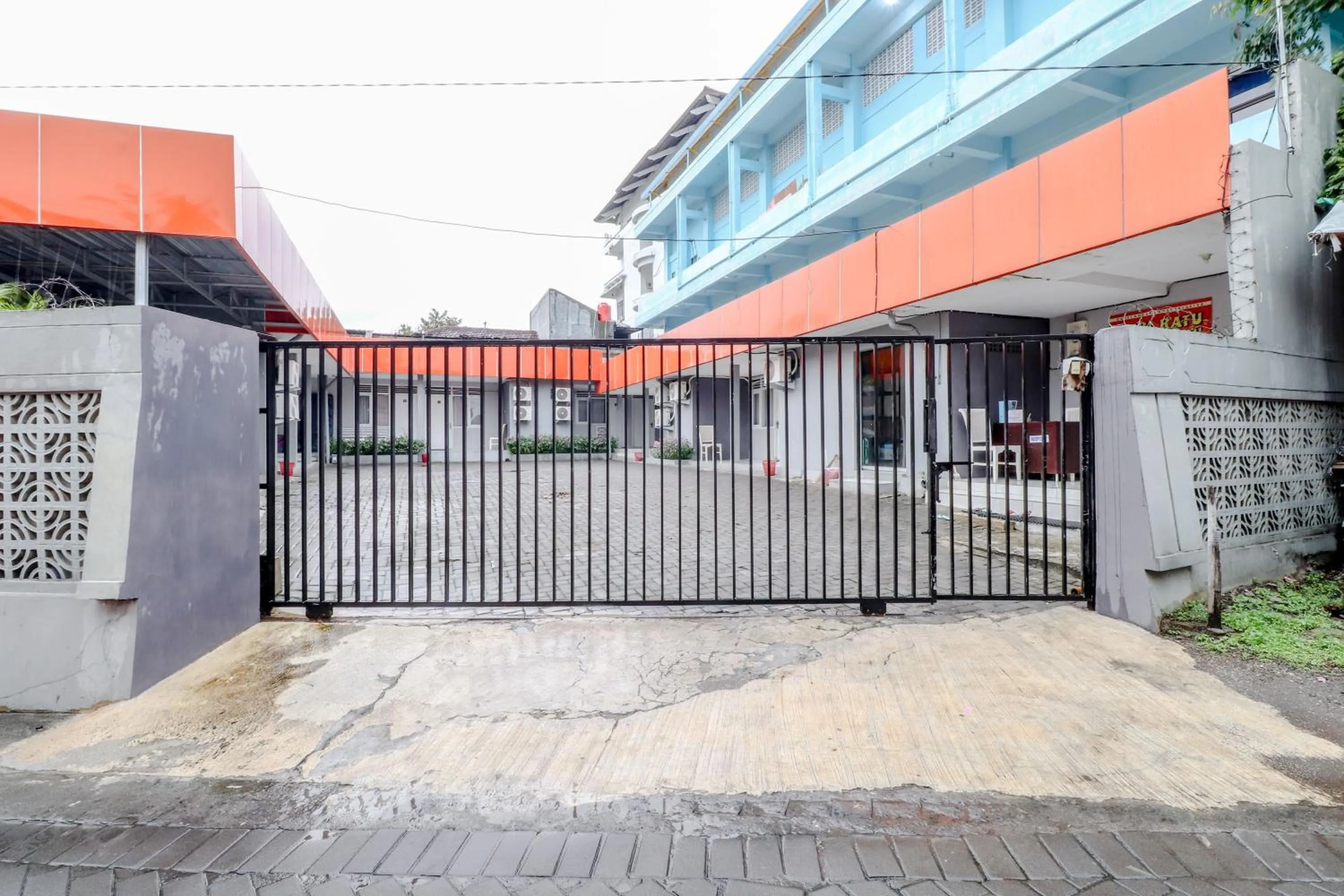Facade/entrance in Ratu Guesthouse
