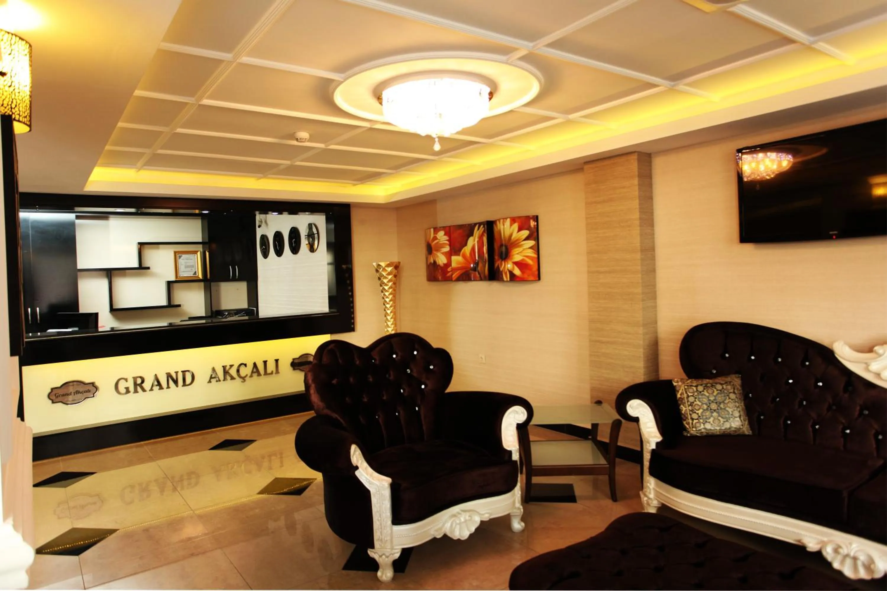 Lobby or reception in Grand Akçalı Otel