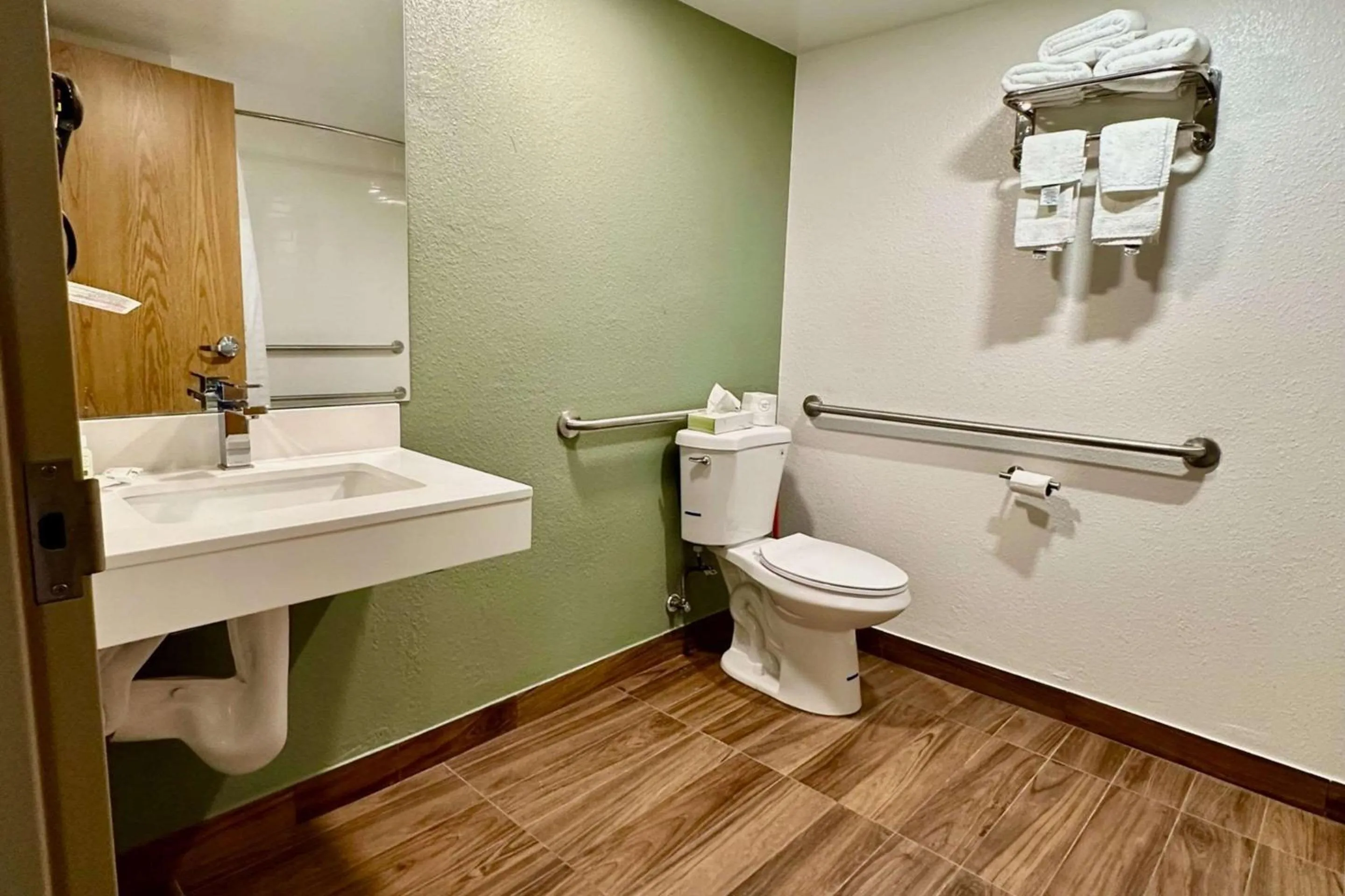 Bathroom in Quality Inn & Suites Albany Airport