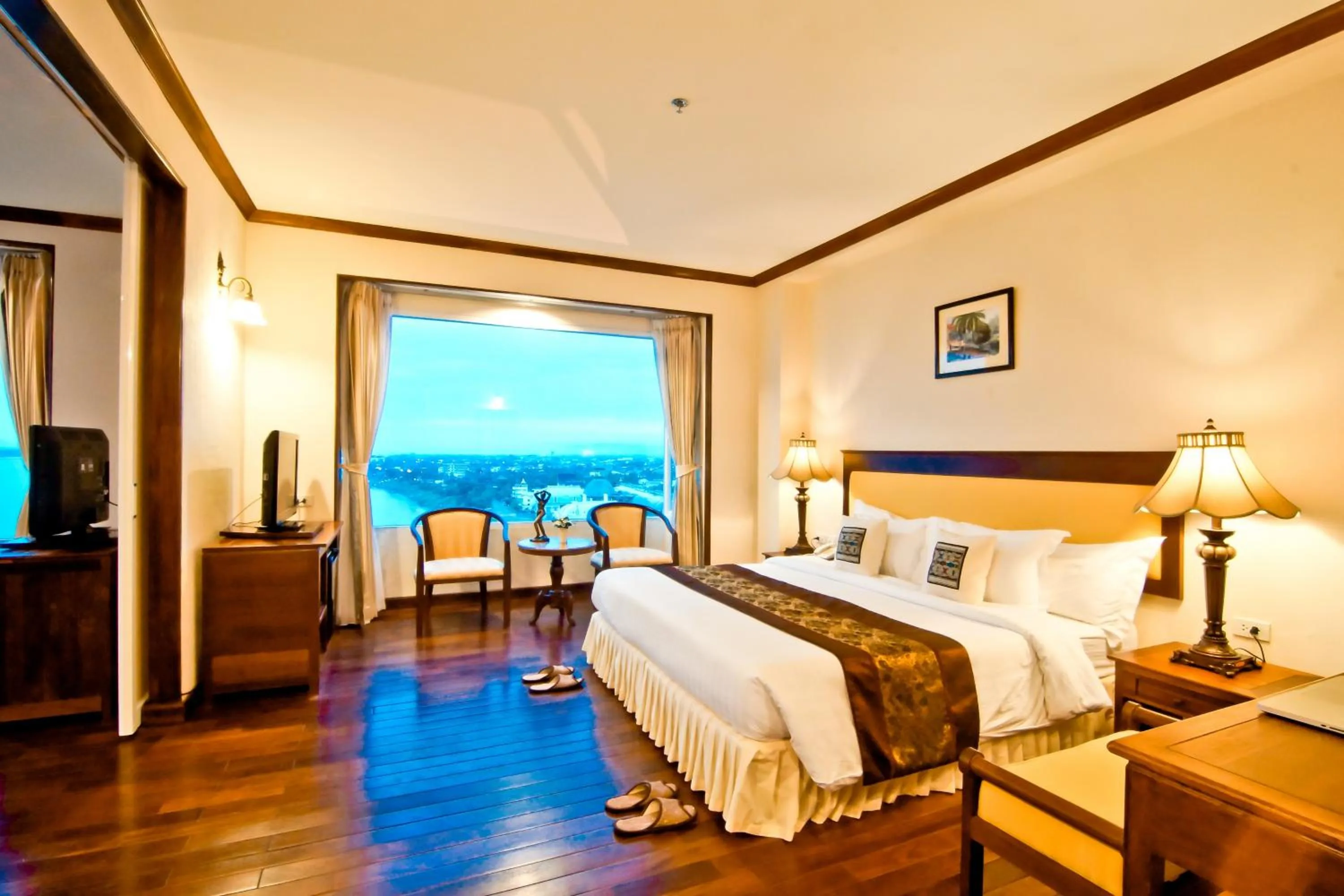 Bedroom, Bed in Champasak Grand Hotel