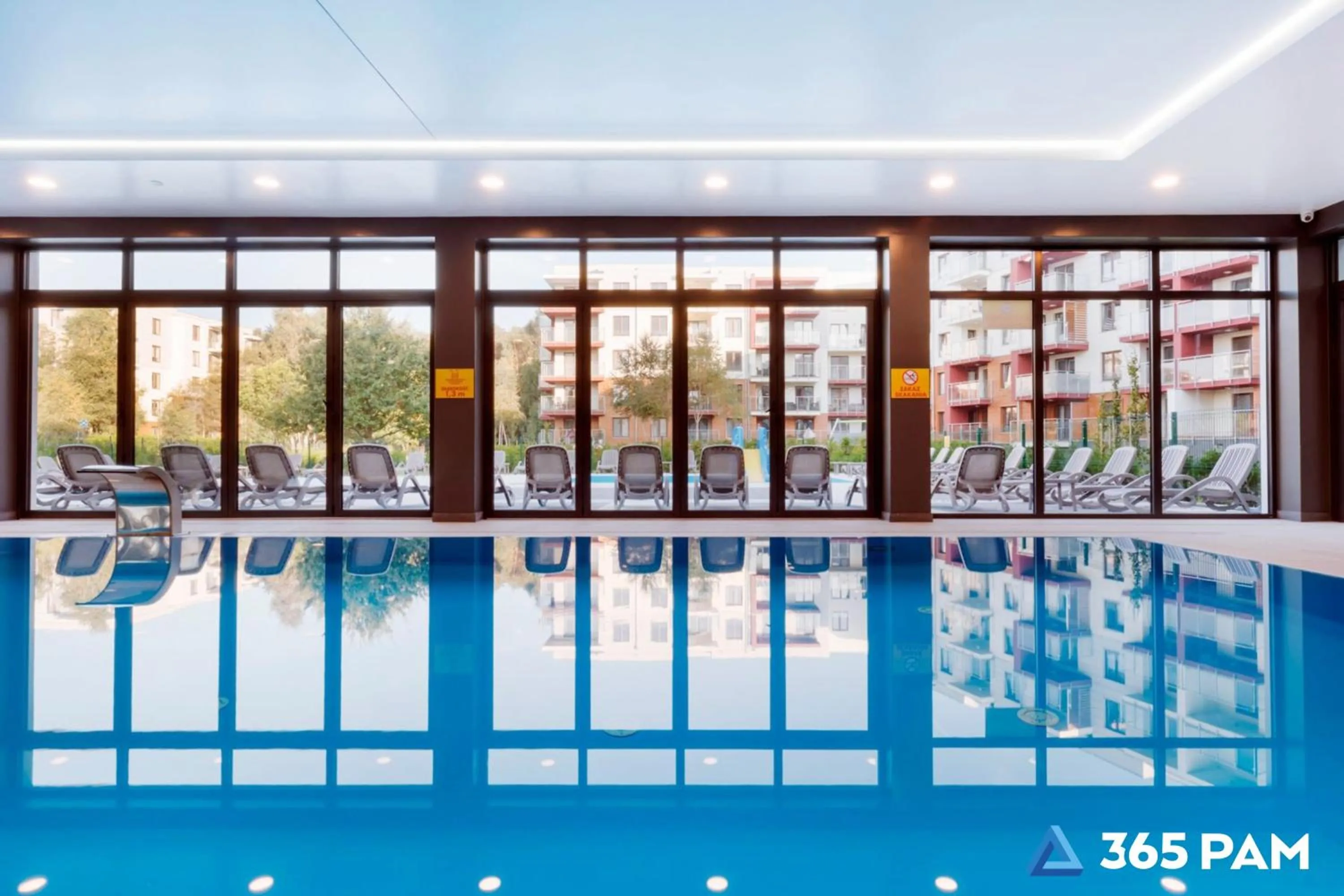 Swimming pool in 365PAM - Apartament z BASENEM Polanki Park