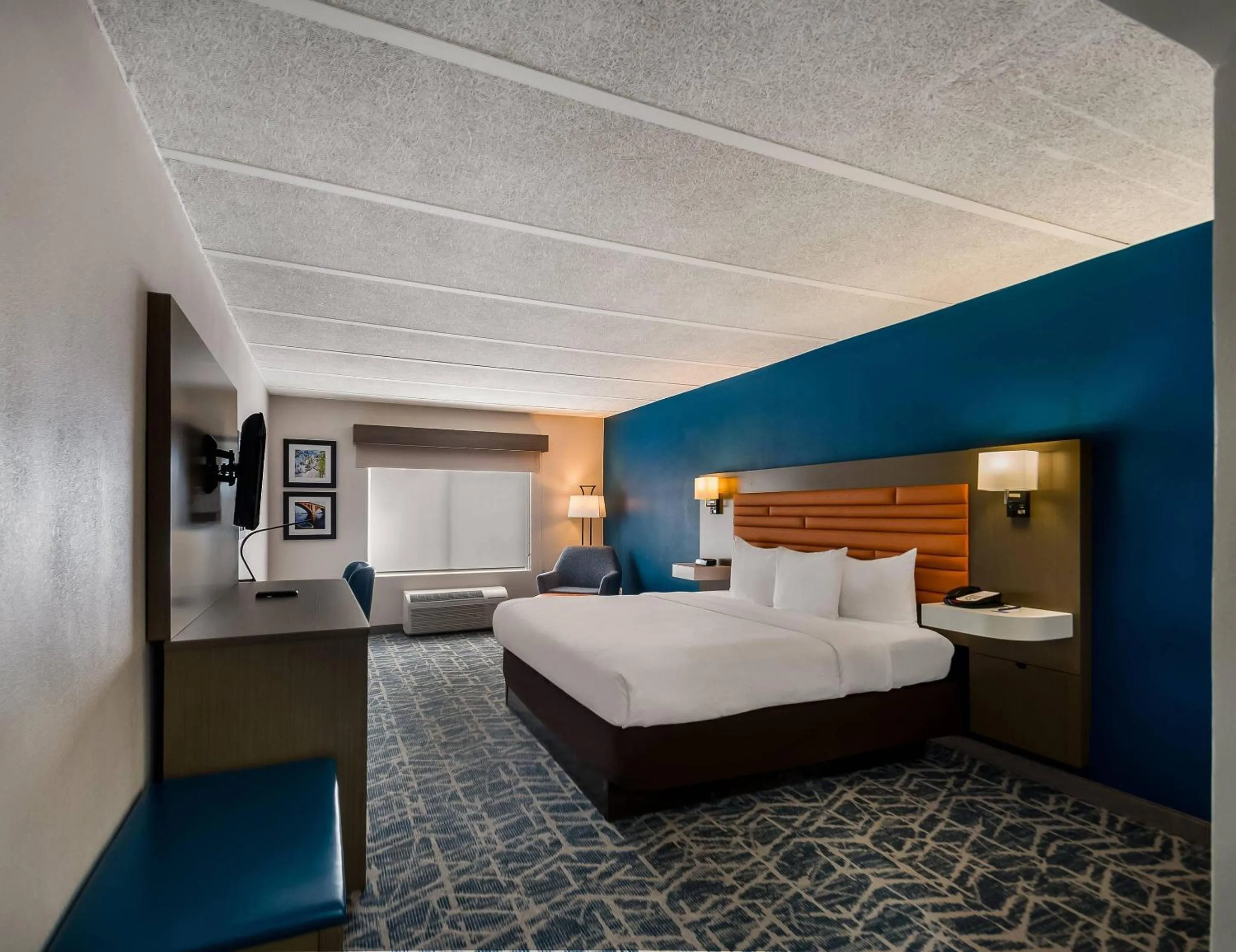 Bedroom, Bed in Comfort Inn Falls Church - Tysons Corner