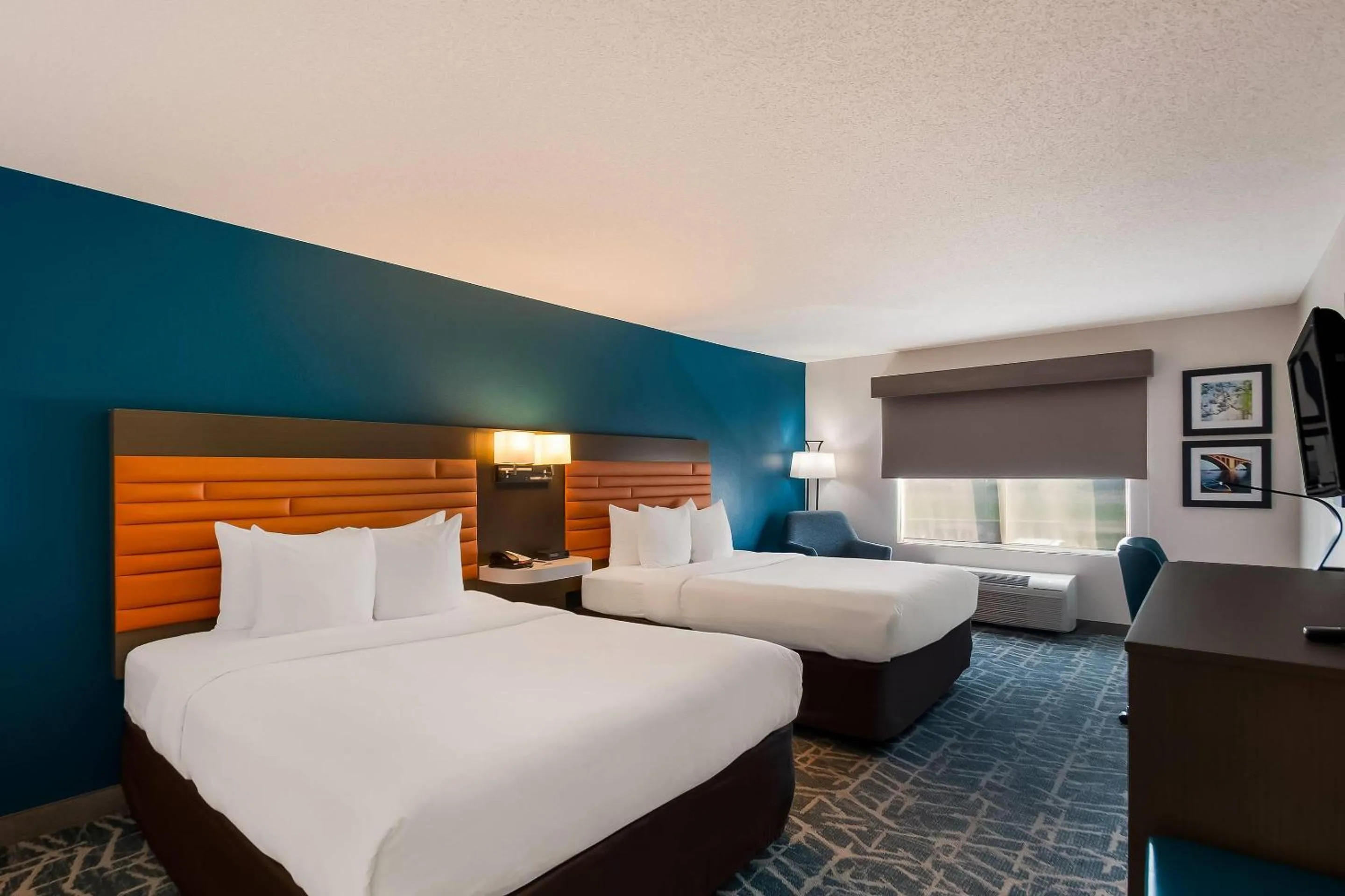 Bedroom, Bed in Comfort Inn Falls Church - Tysons Corner