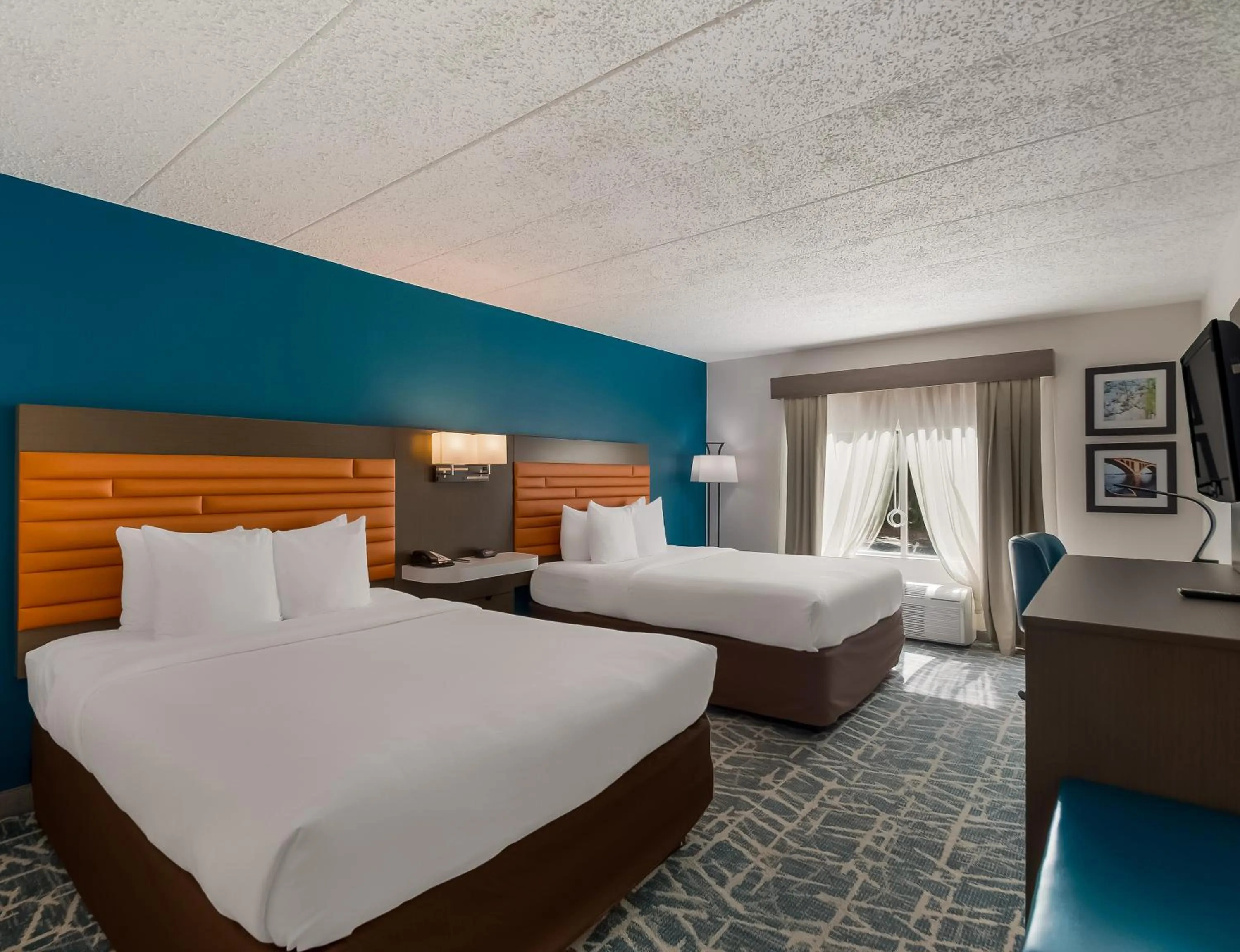 Photo of the whole room, Bed in Comfort Inn Falls Church - Tysons Corner