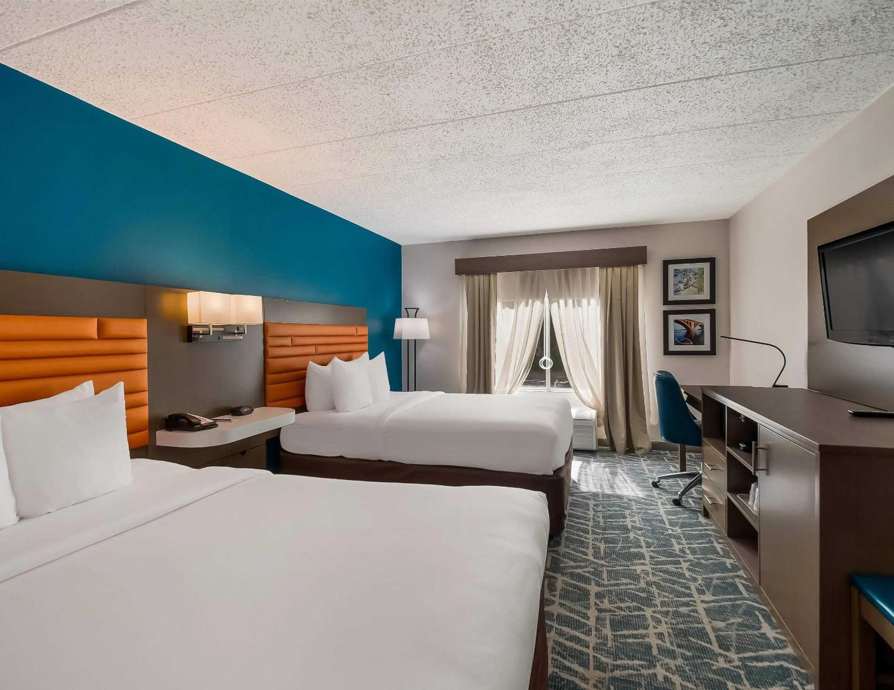 Bedroom, Bed in Comfort Inn Falls Church - Tysons Corner