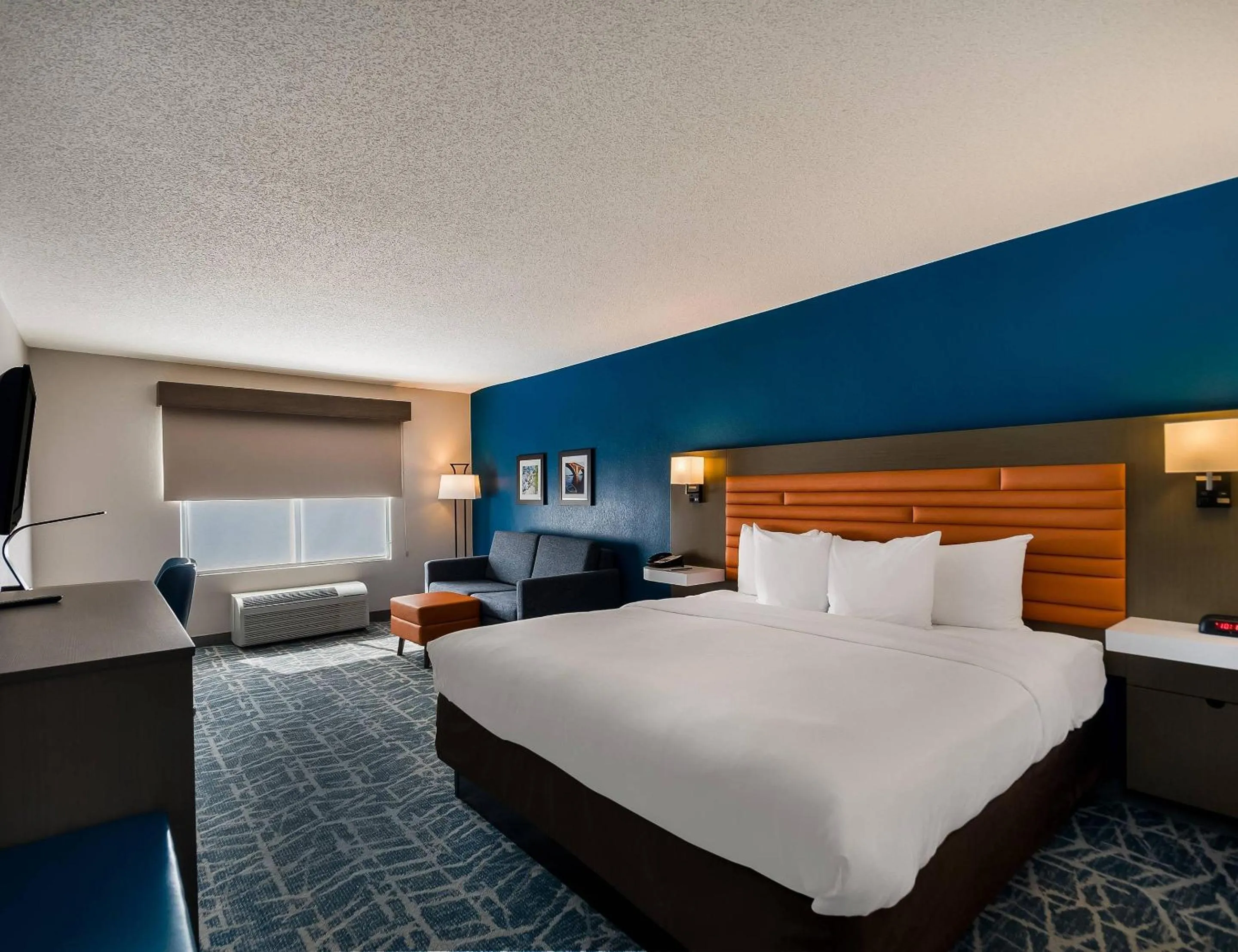 Bedroom, Bed in Comfort Inn Falls Church - Tysons Corner
