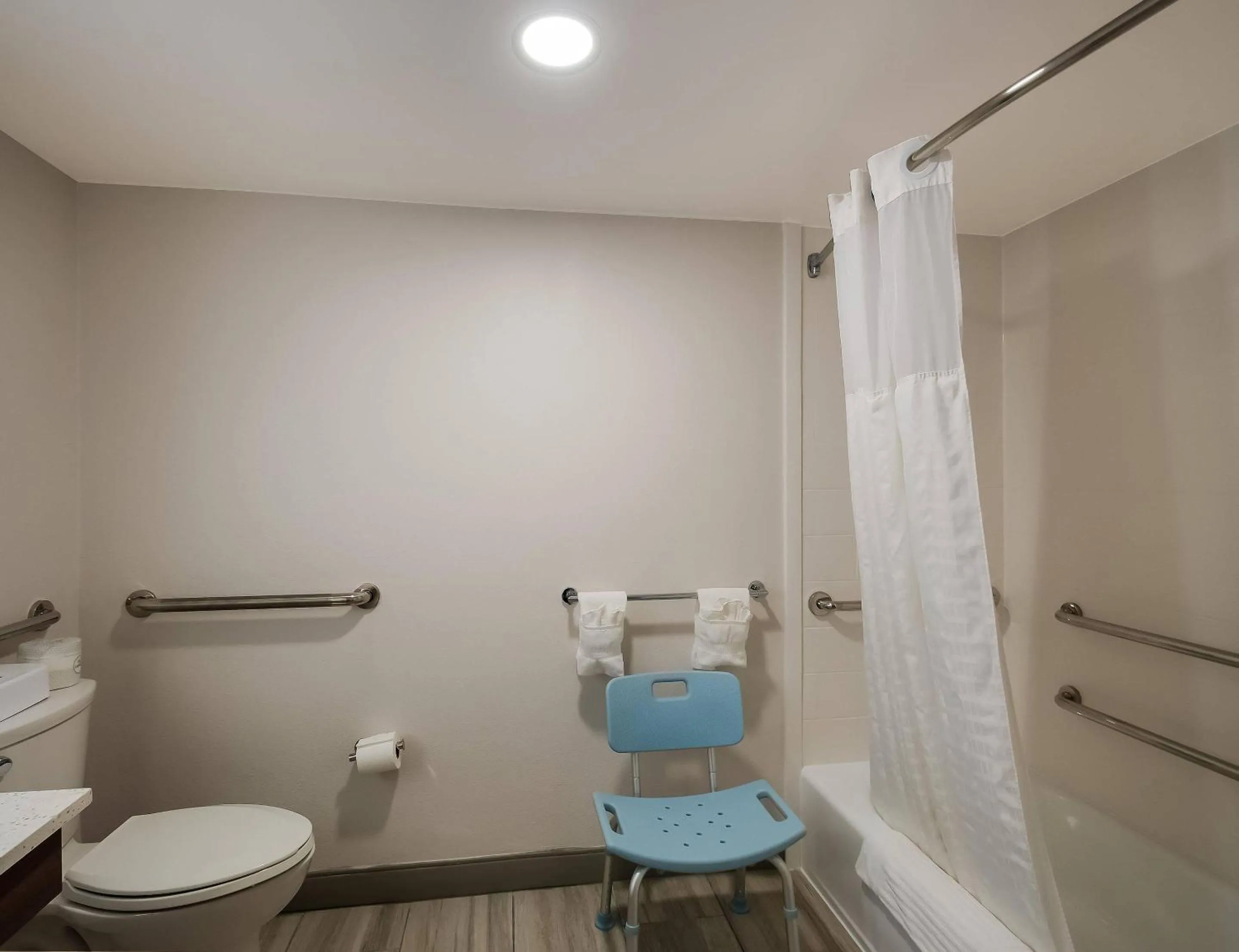 Bedroom in Comfort Inn Falls Church - Tysons Corner