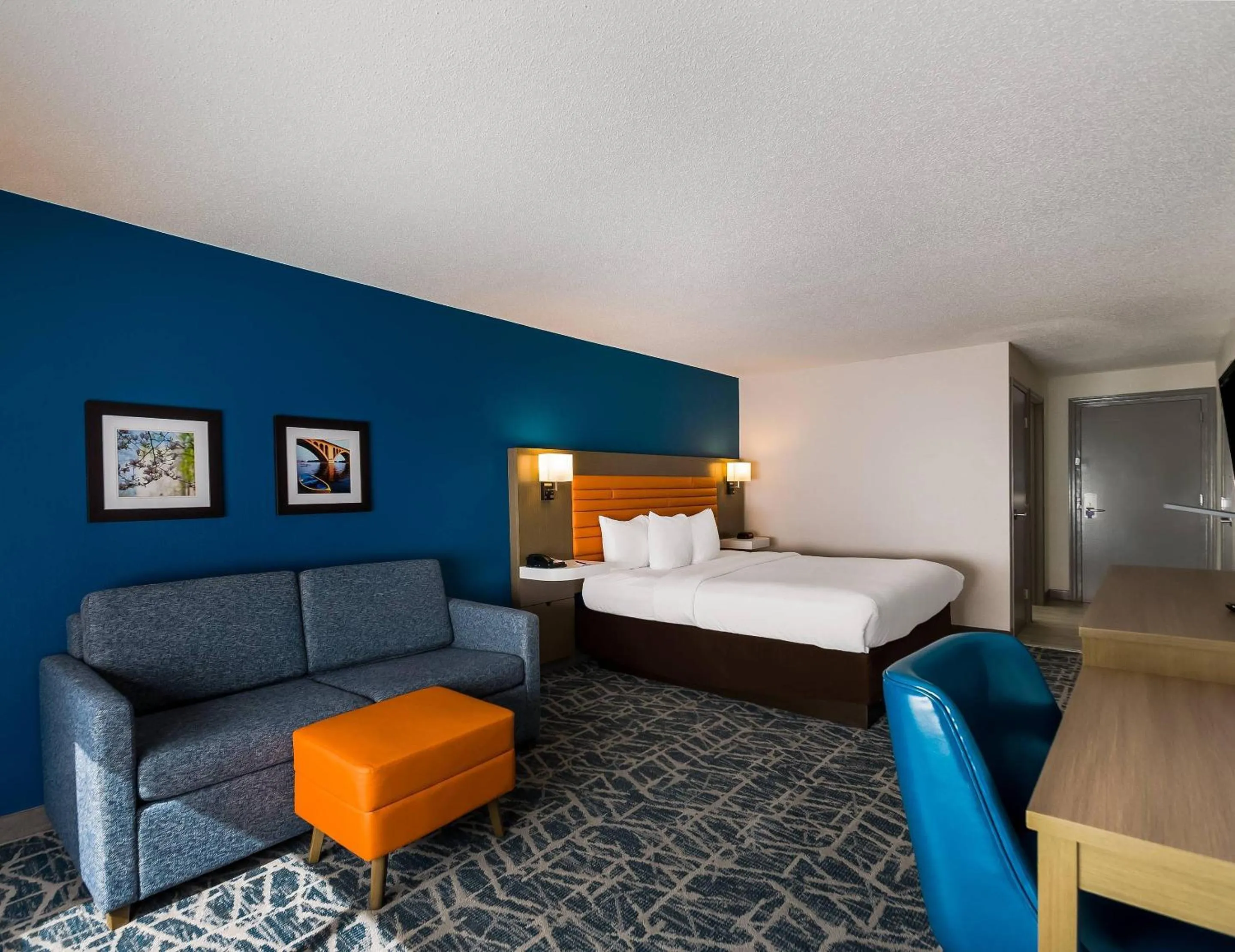 Bedroom, Bed in Comfort Inn Falls Church - Tysons Corner