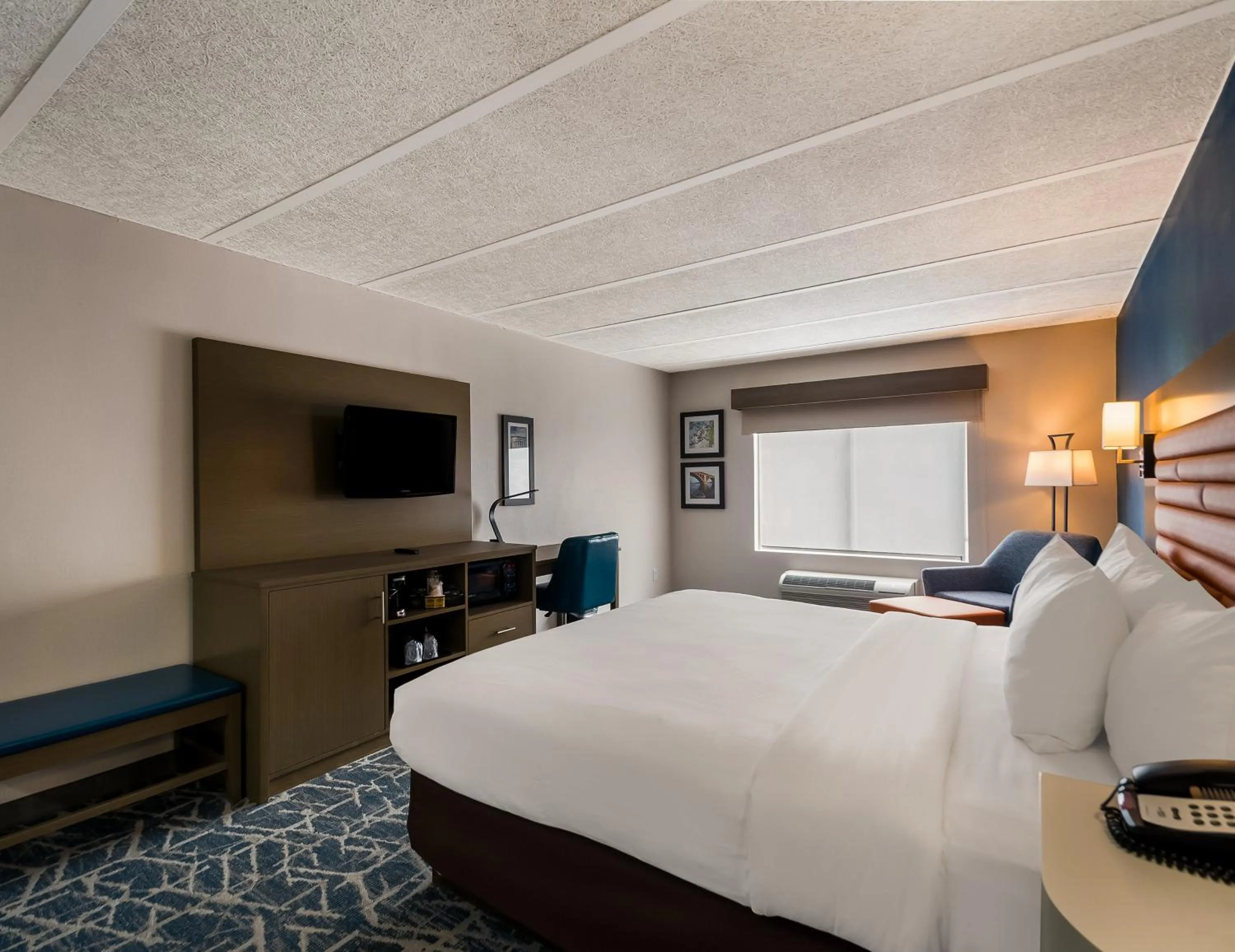 Bedroom, Bed in Comfort Inn Falls Church - Tysons Corner