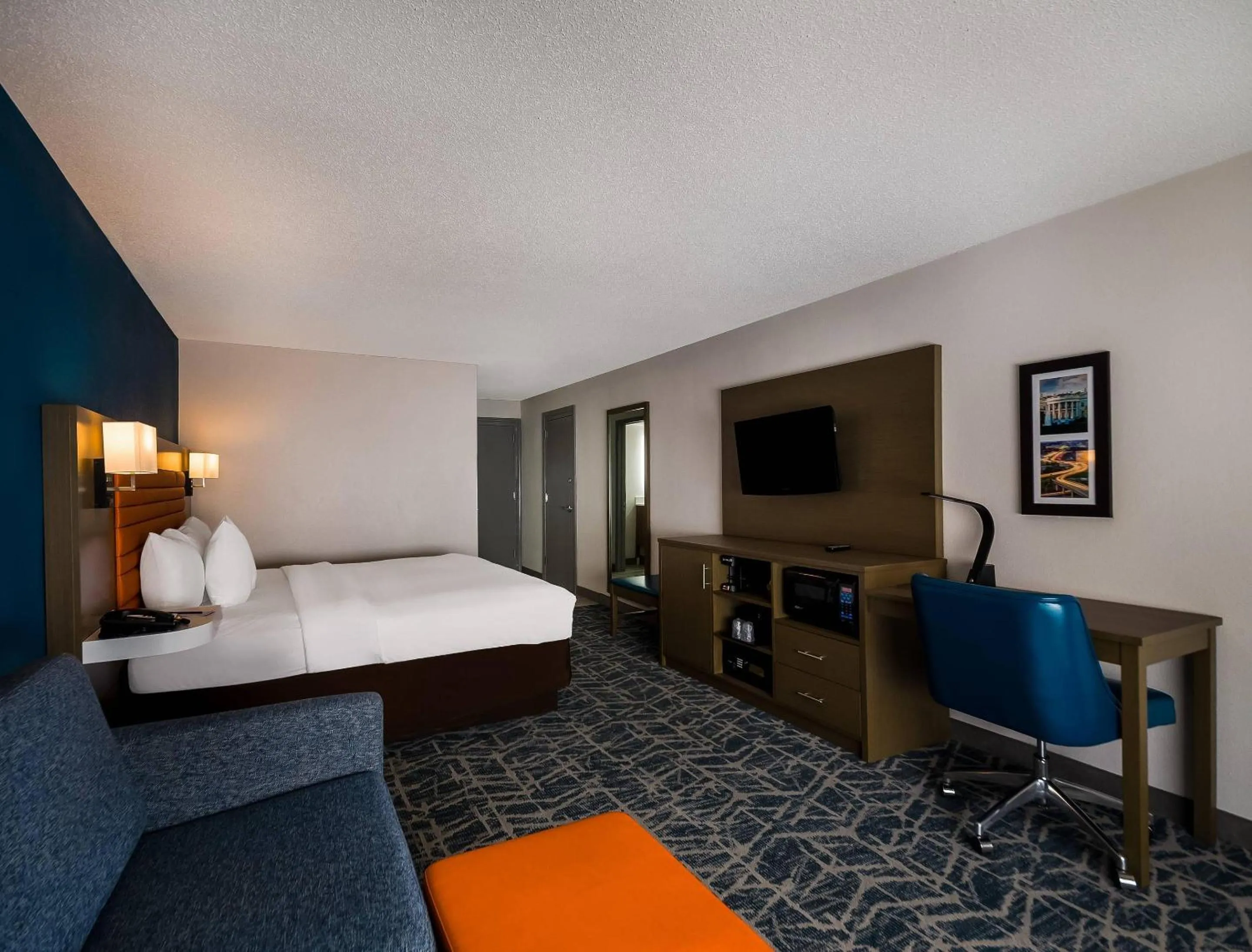 Bedroom, Bed in Comfort Inn Falls Church - Tysons Corner