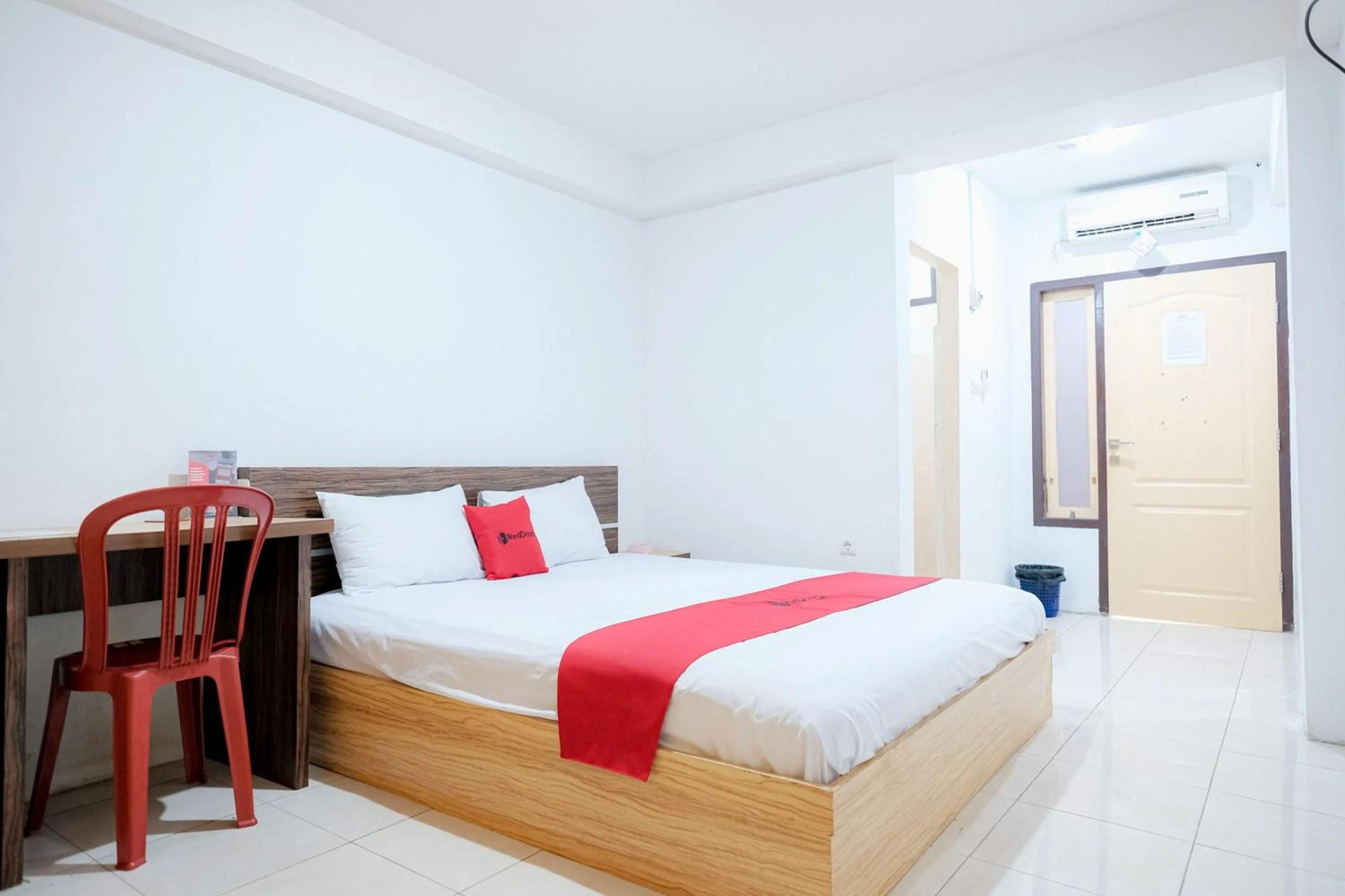 Bedroom, Bed in RedDoorz near Tugu Pers Jambi