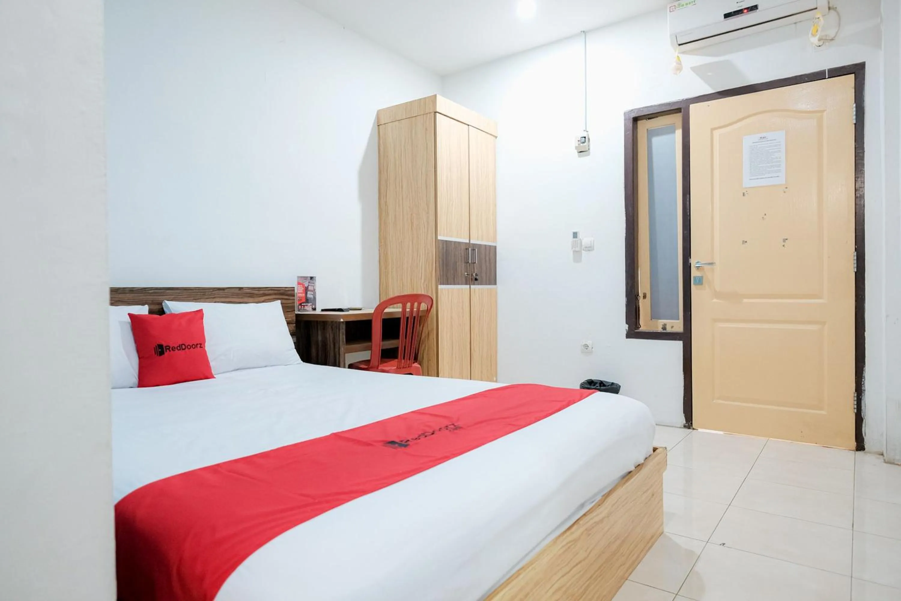 Bedroom, Bed in RedDoorz near Tugu Pers Jambi