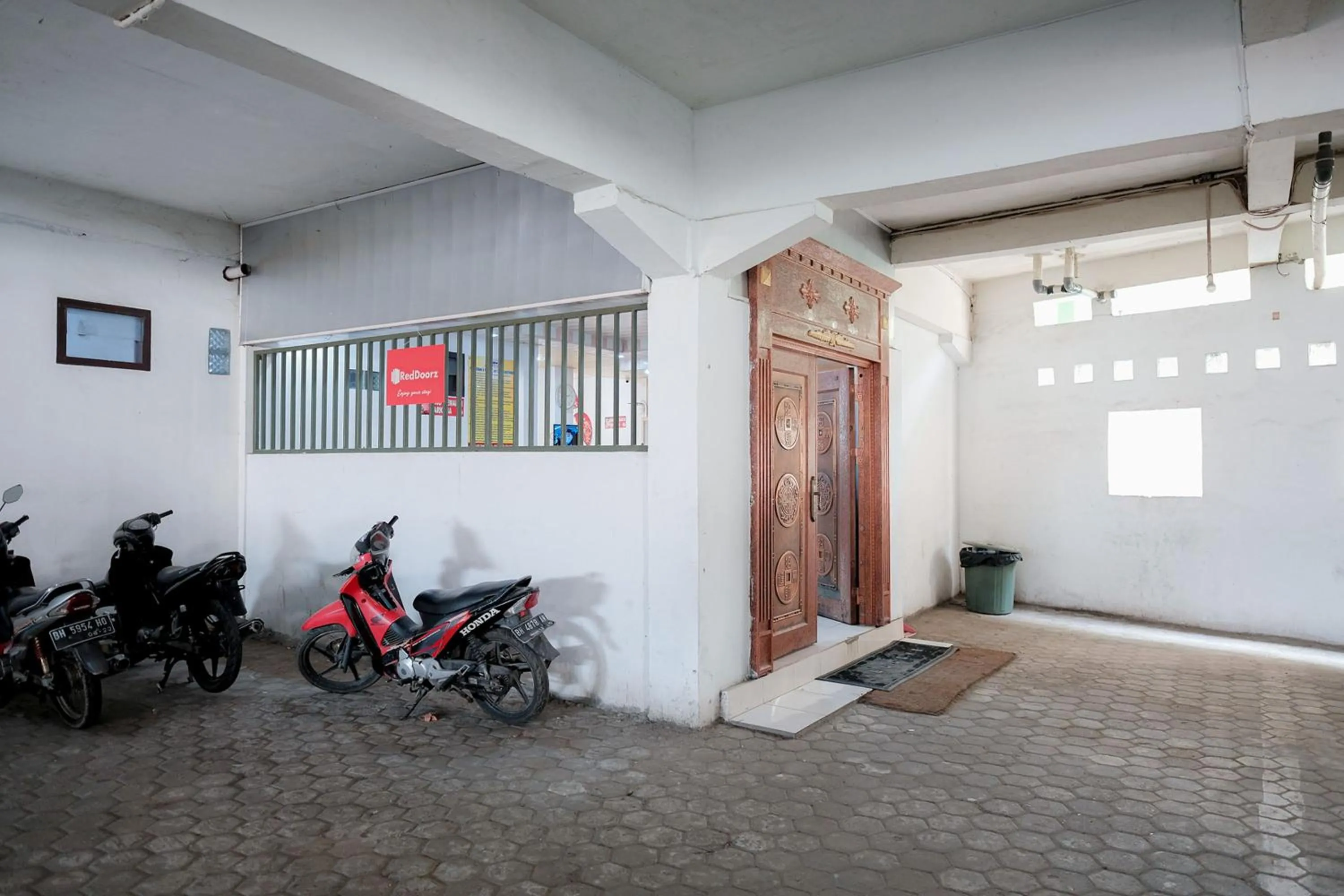 Facade/entrance in RedDoorz near Tugu Pers Jambi