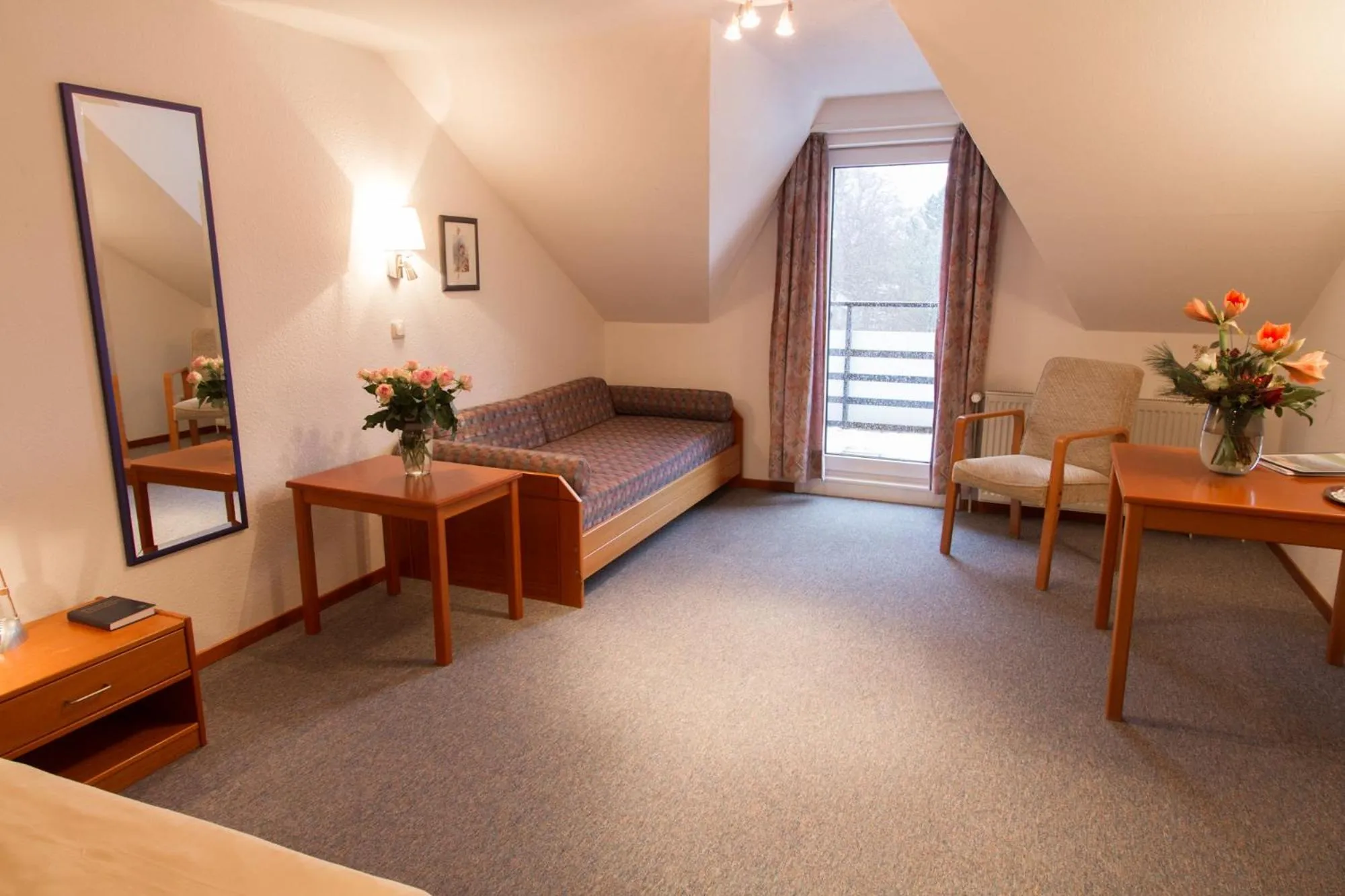 Photo of the whole room, Bed in Krelinger Freizeit- und Tagungszentrum