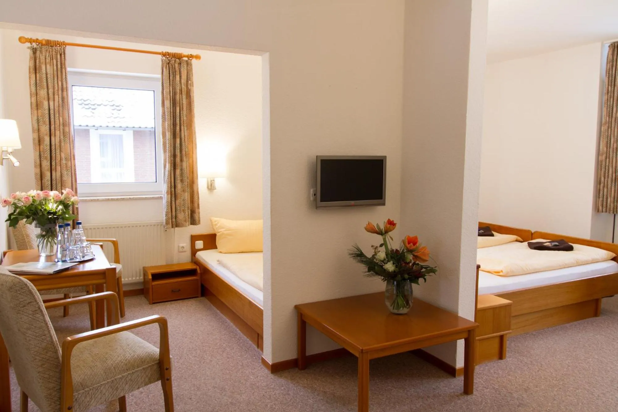 Photo of the whole room, Bed in Krelinger Freizeit- und Tagungszentrum