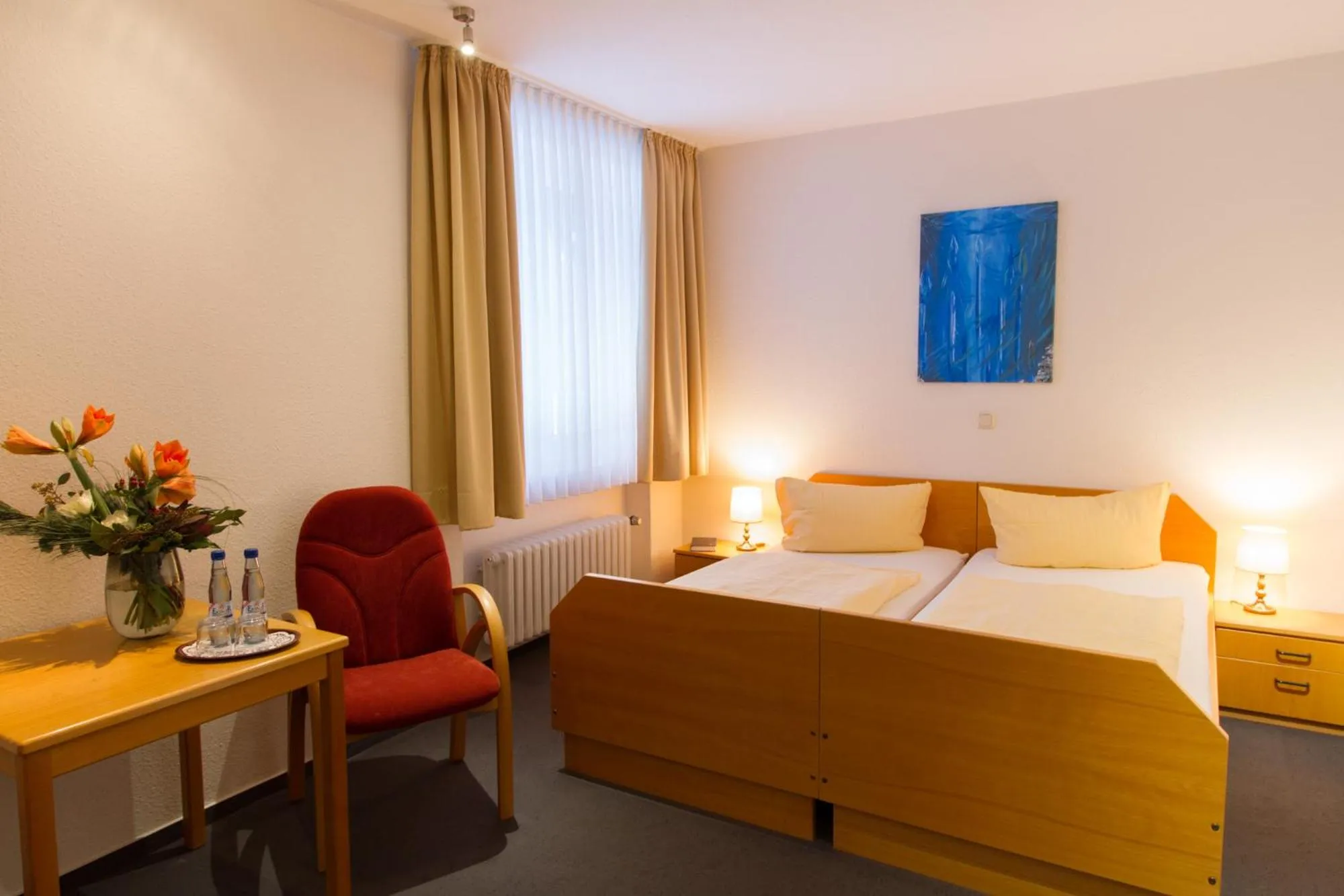 Photo of the whole room, Bed in Krelinger Freizeit- und Tagungszentrum