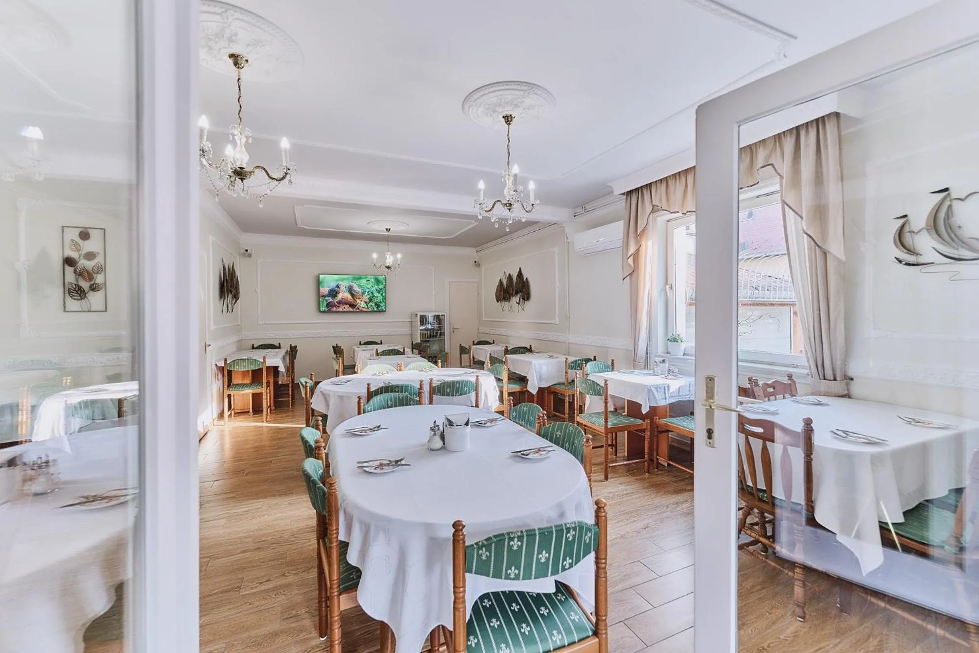 Restaurant/places to eat in Tokajer Wellness Panzió