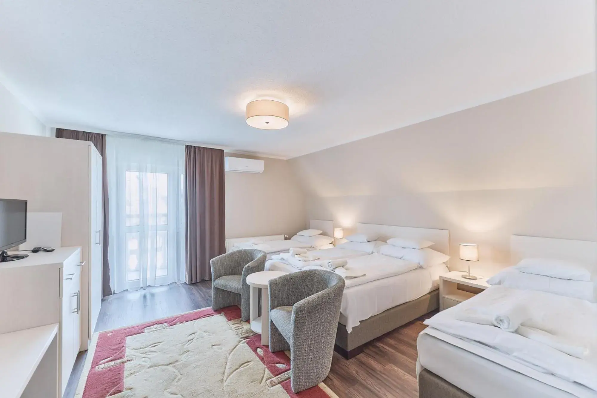 Quadruple Room with Bathroom in Tokajer Wellness Panzió Quadruple Room with Bathroom in Tokajer Wellness Panzió