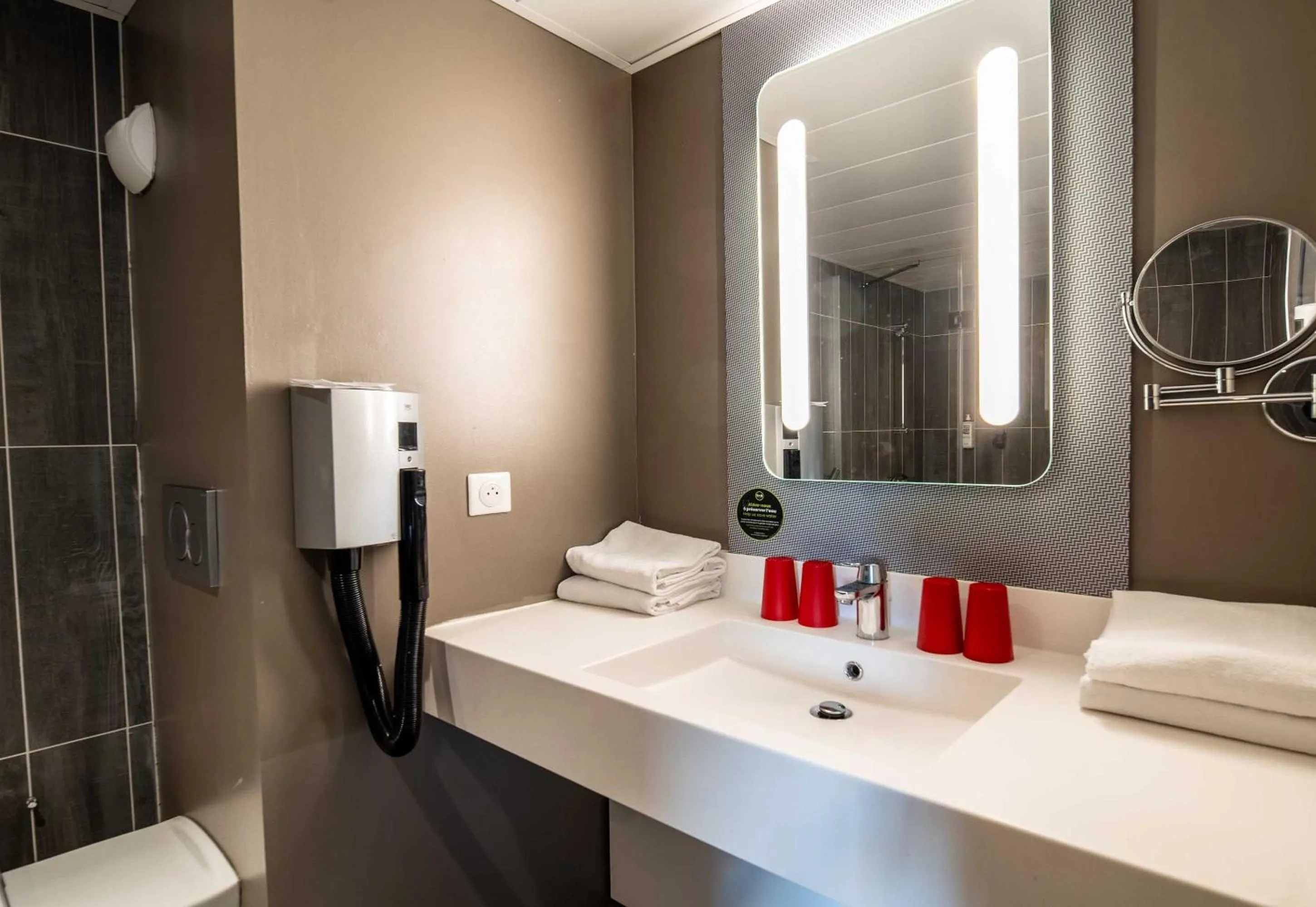 Shower in B&B HOTEL Limoges 3