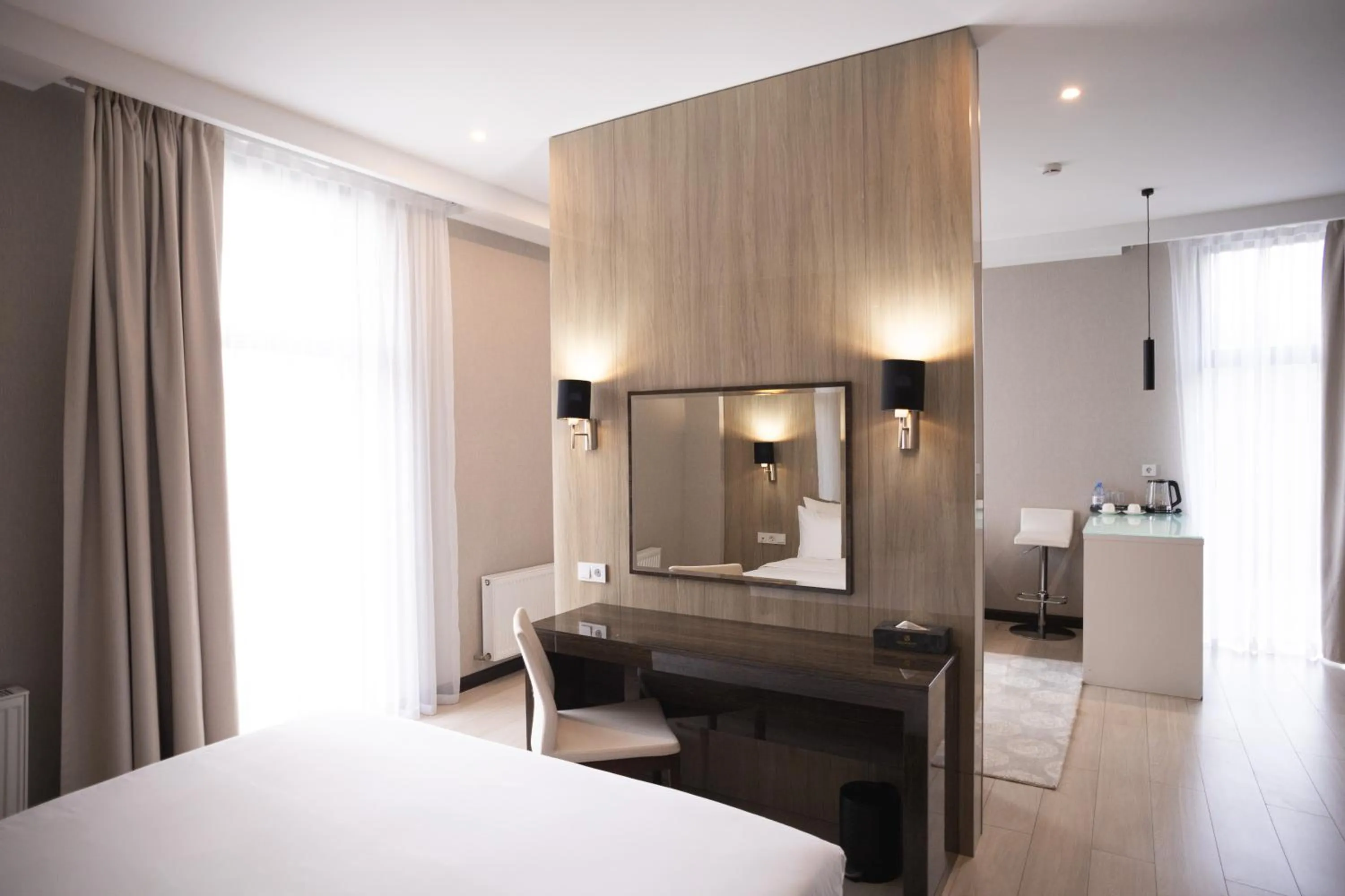 Bedroom, Bed in Resident City Hotel