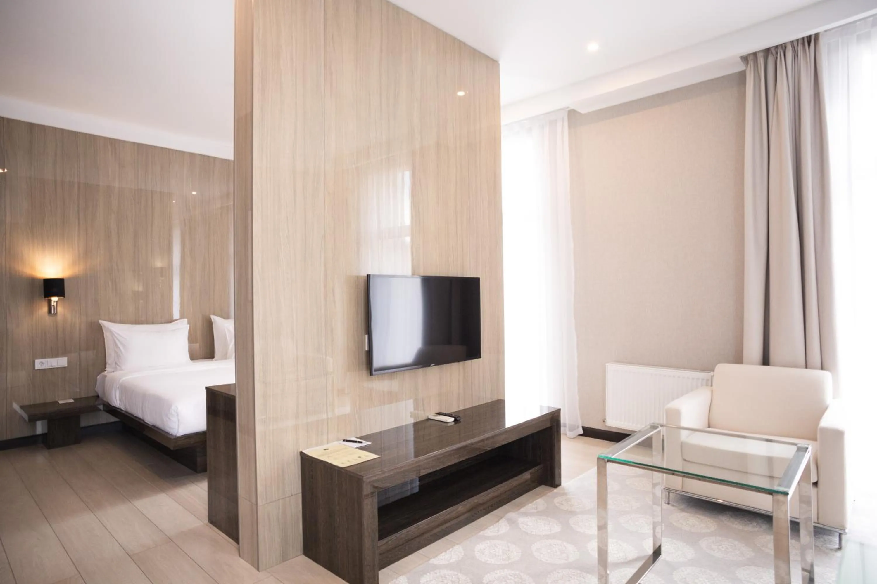 Seating area, Bed in Resident City Hotel