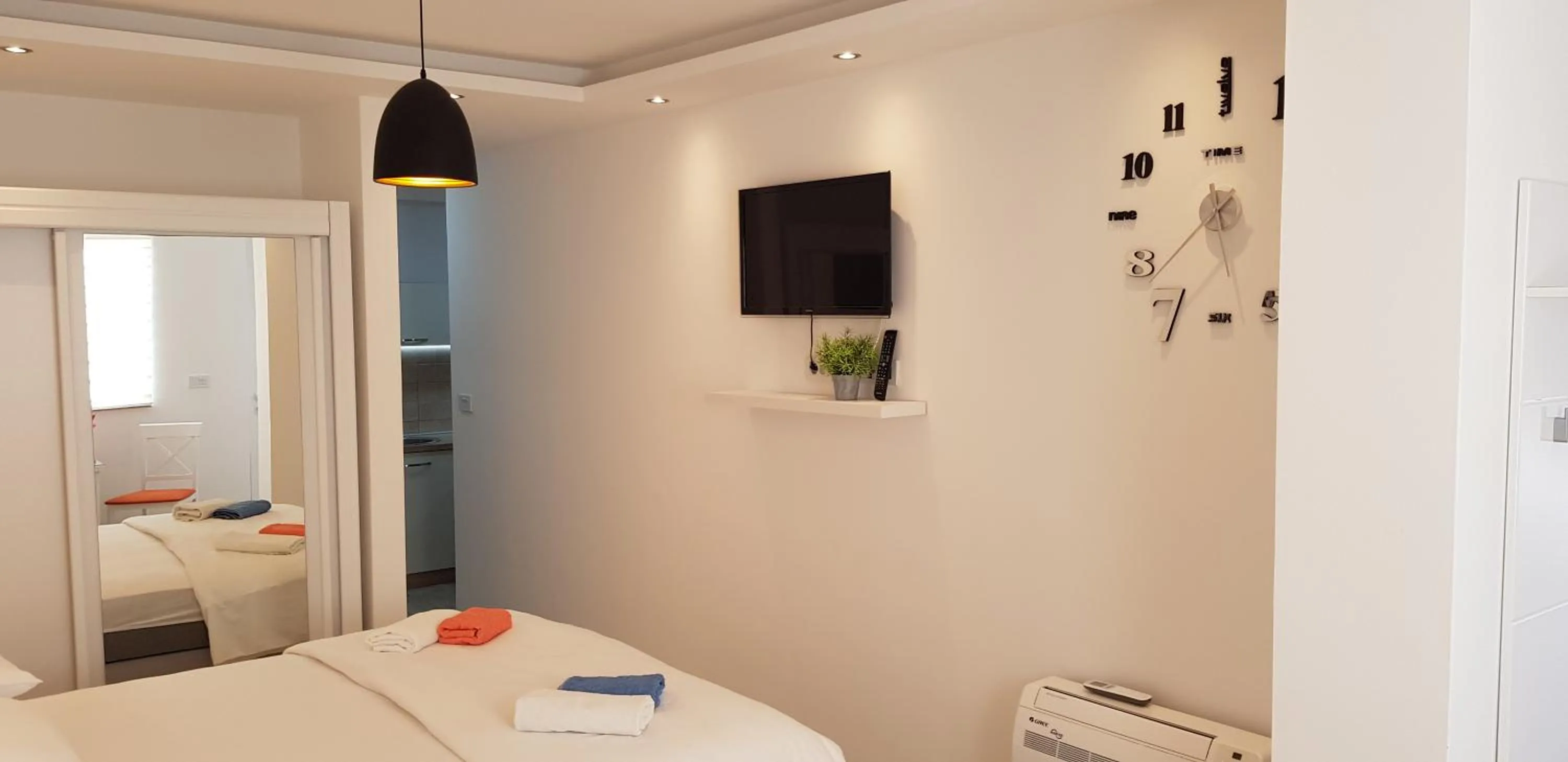 TV and multimedia, Bed in Apartments Nancy