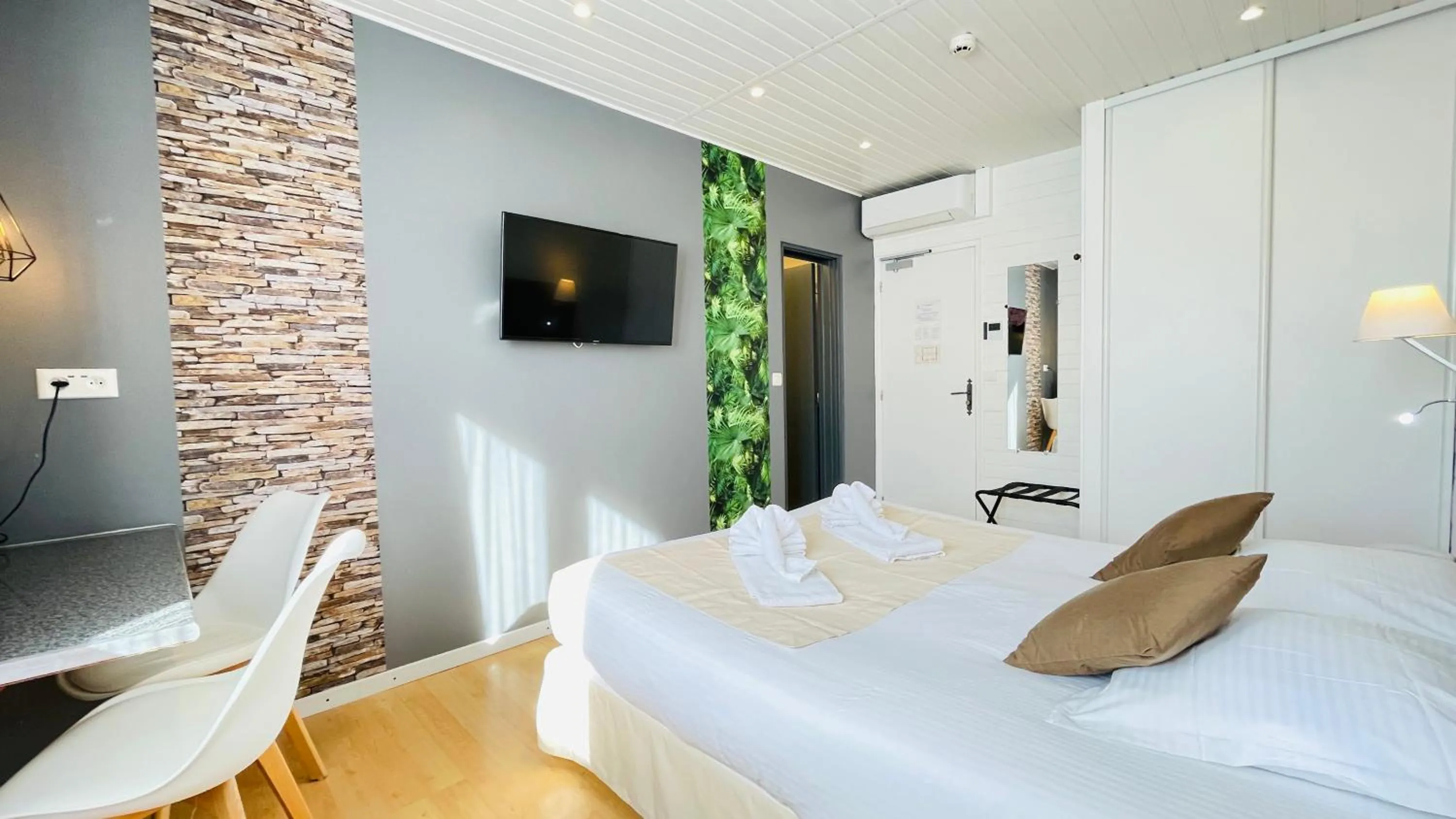 Standard Double Room in Auberge de la Petite Reine