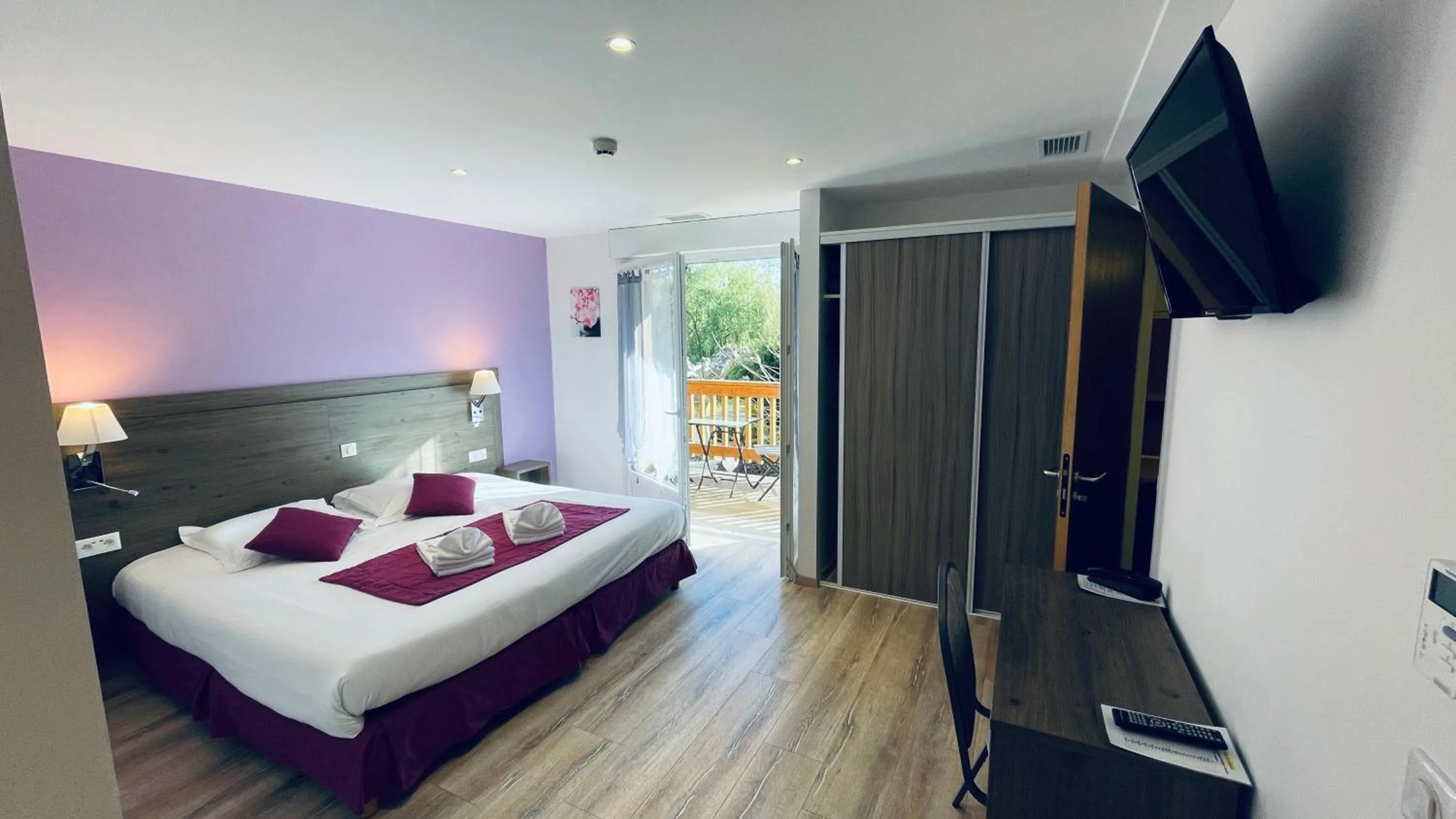 Queen Room with Balcony in Auberge de la Petite Reine