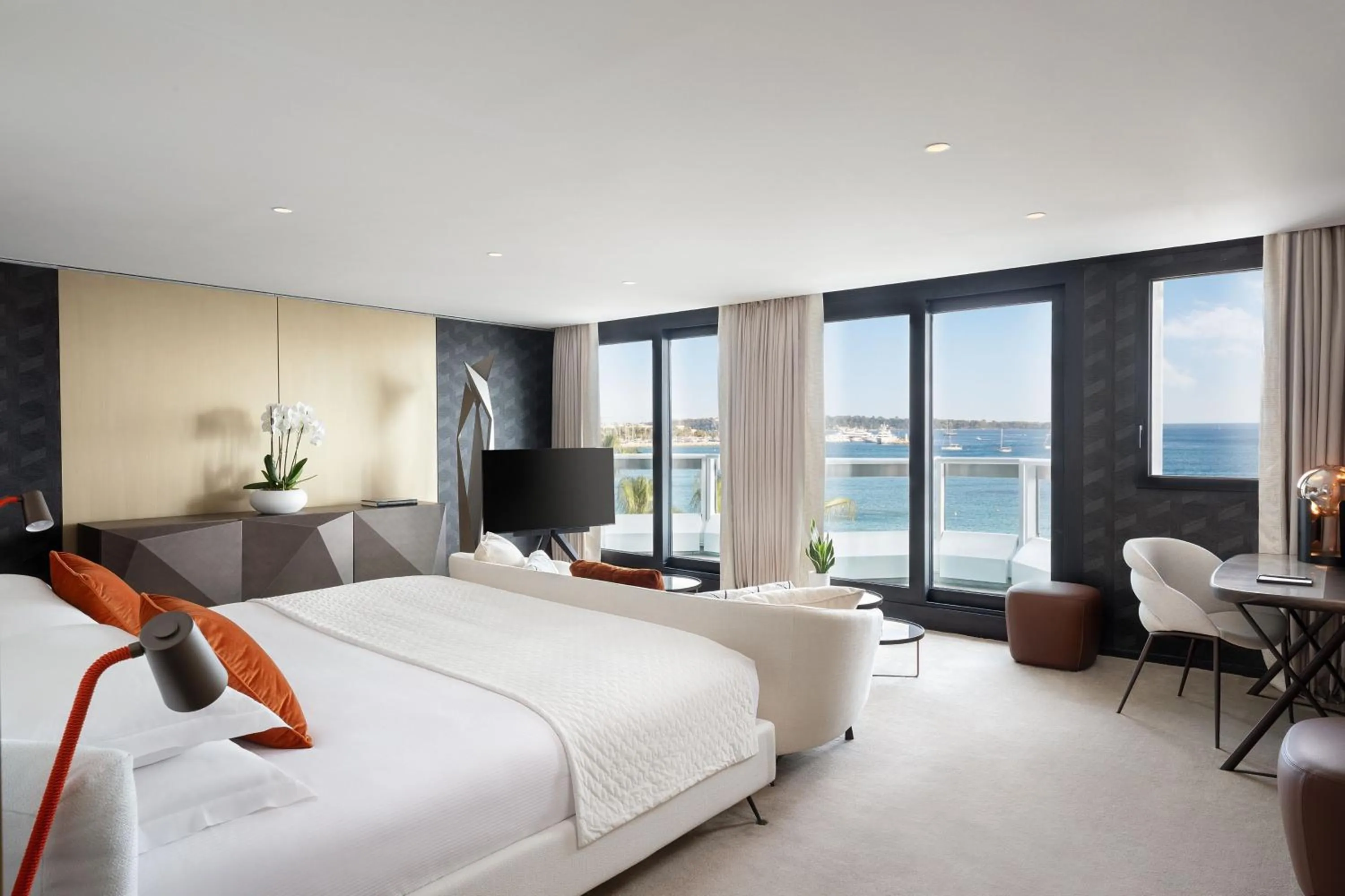 Photo of the whole room, Bed in JW Marriott Cannes