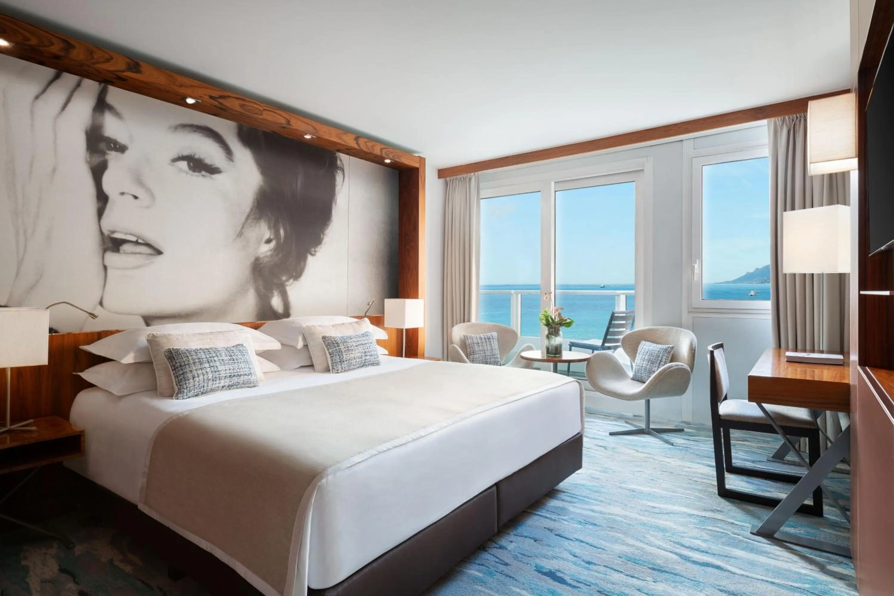 Photo of the whole room, Bed in JW Marriott Cannes