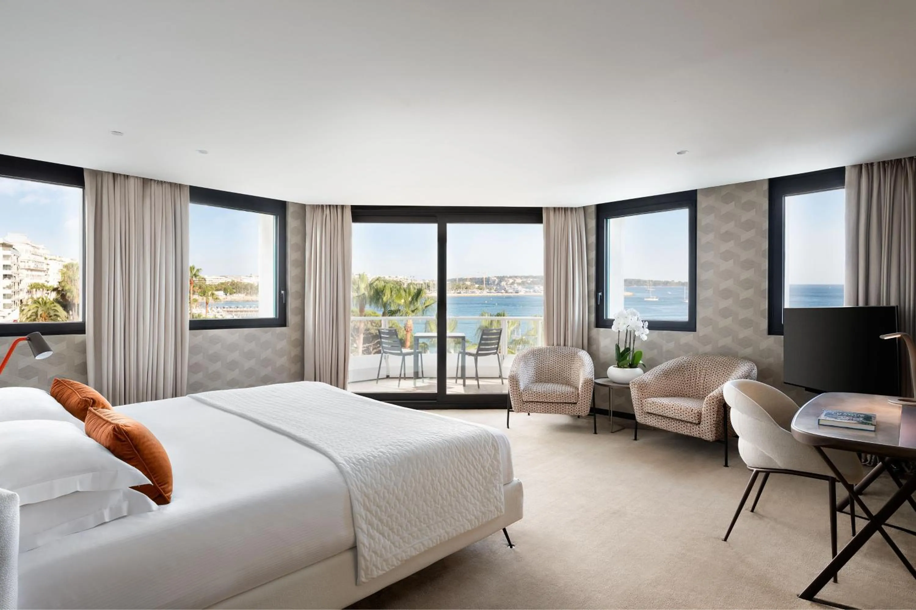 Photo of the whole room, Bed in JW Marriott Cannes