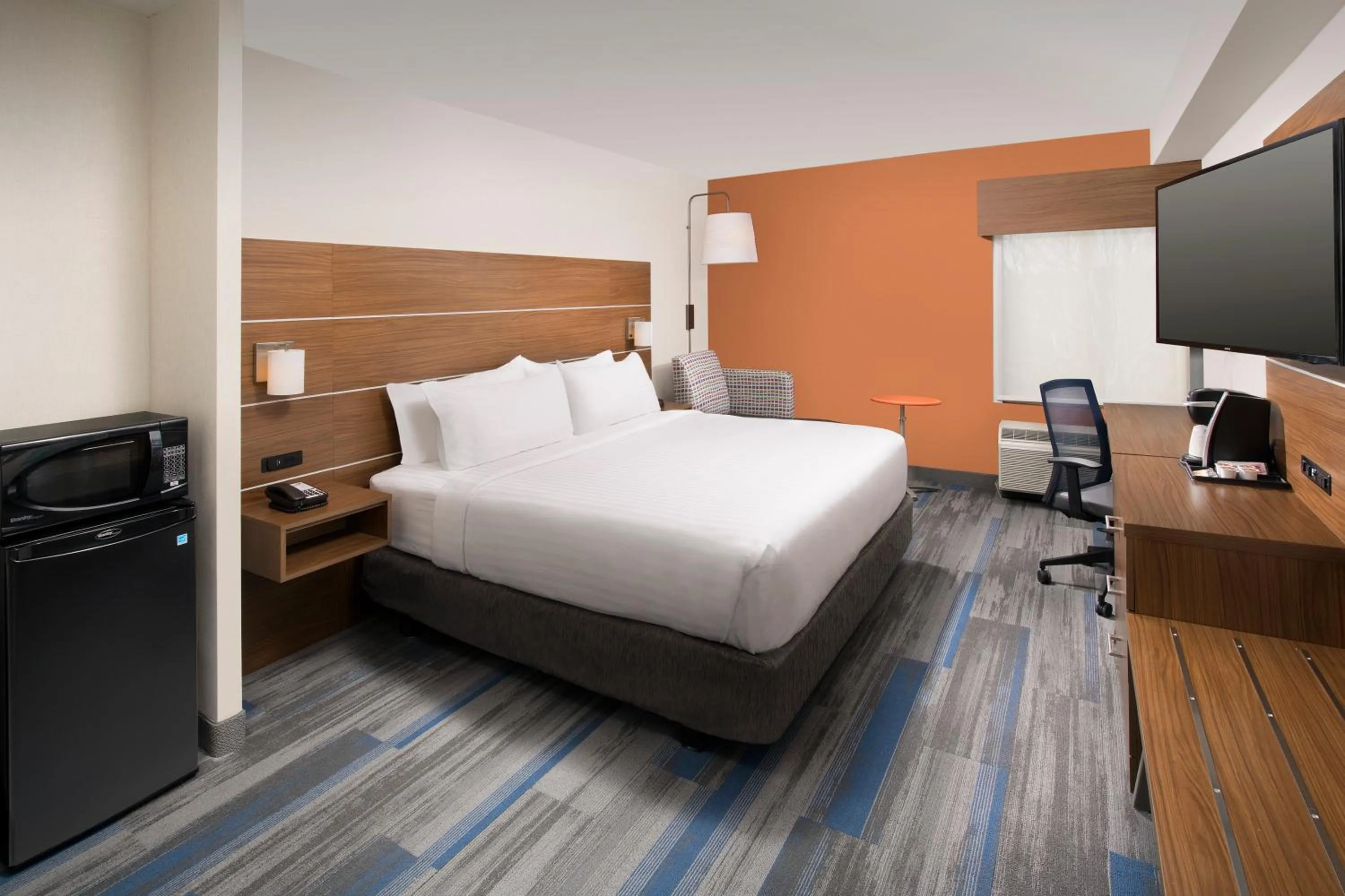 Photo of the whole room, Bed in Holiday Inn Express & Suites College Park - University Area by IHG