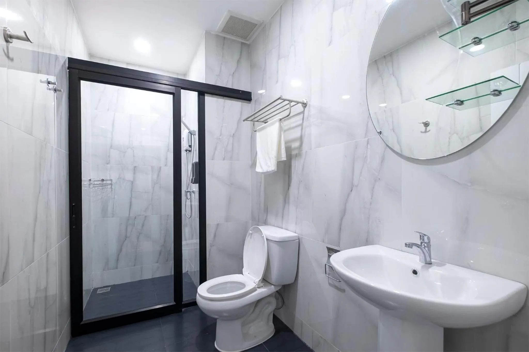 Toilet in BED Friends Poshtel