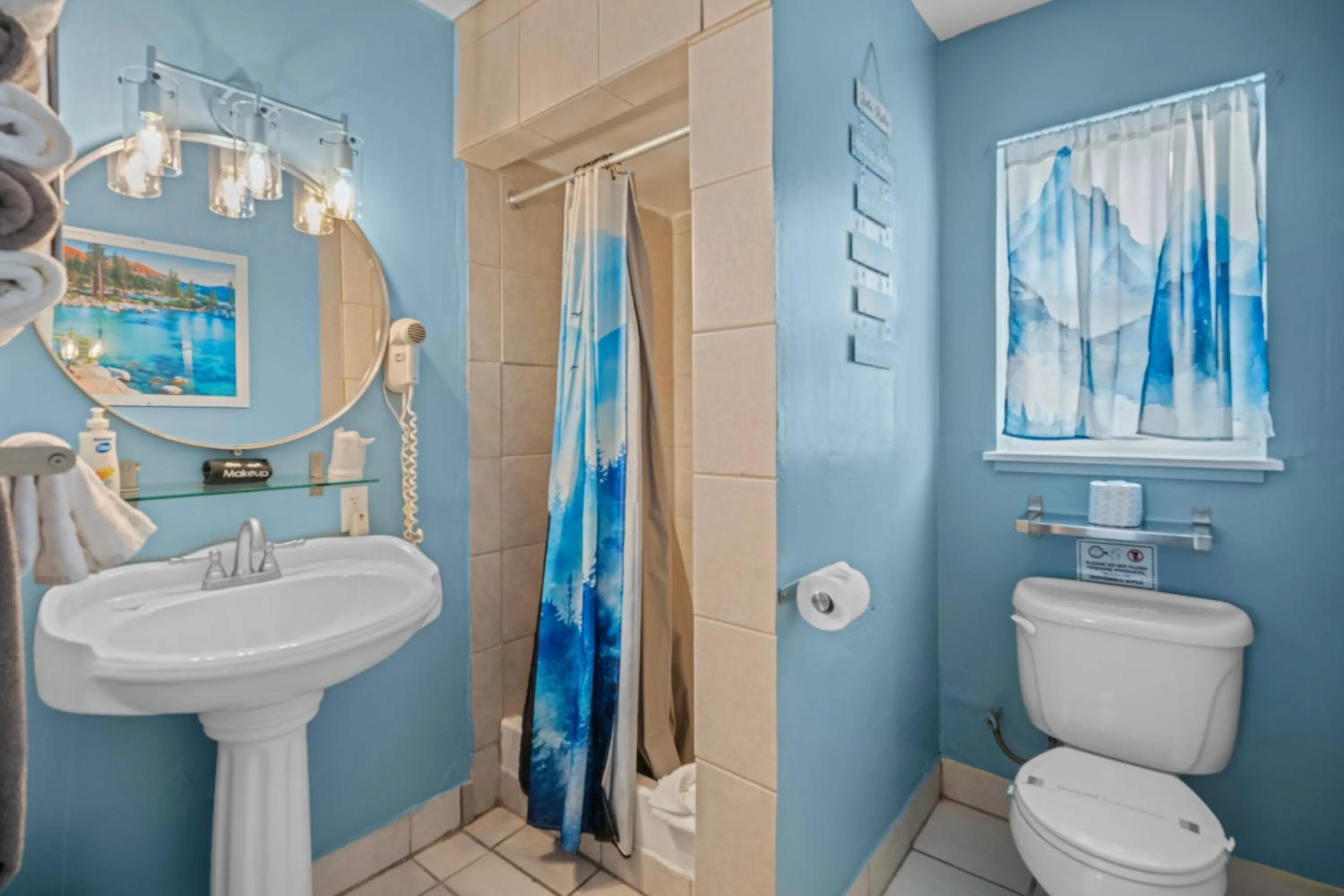 Bluebird Day Inn & Suites