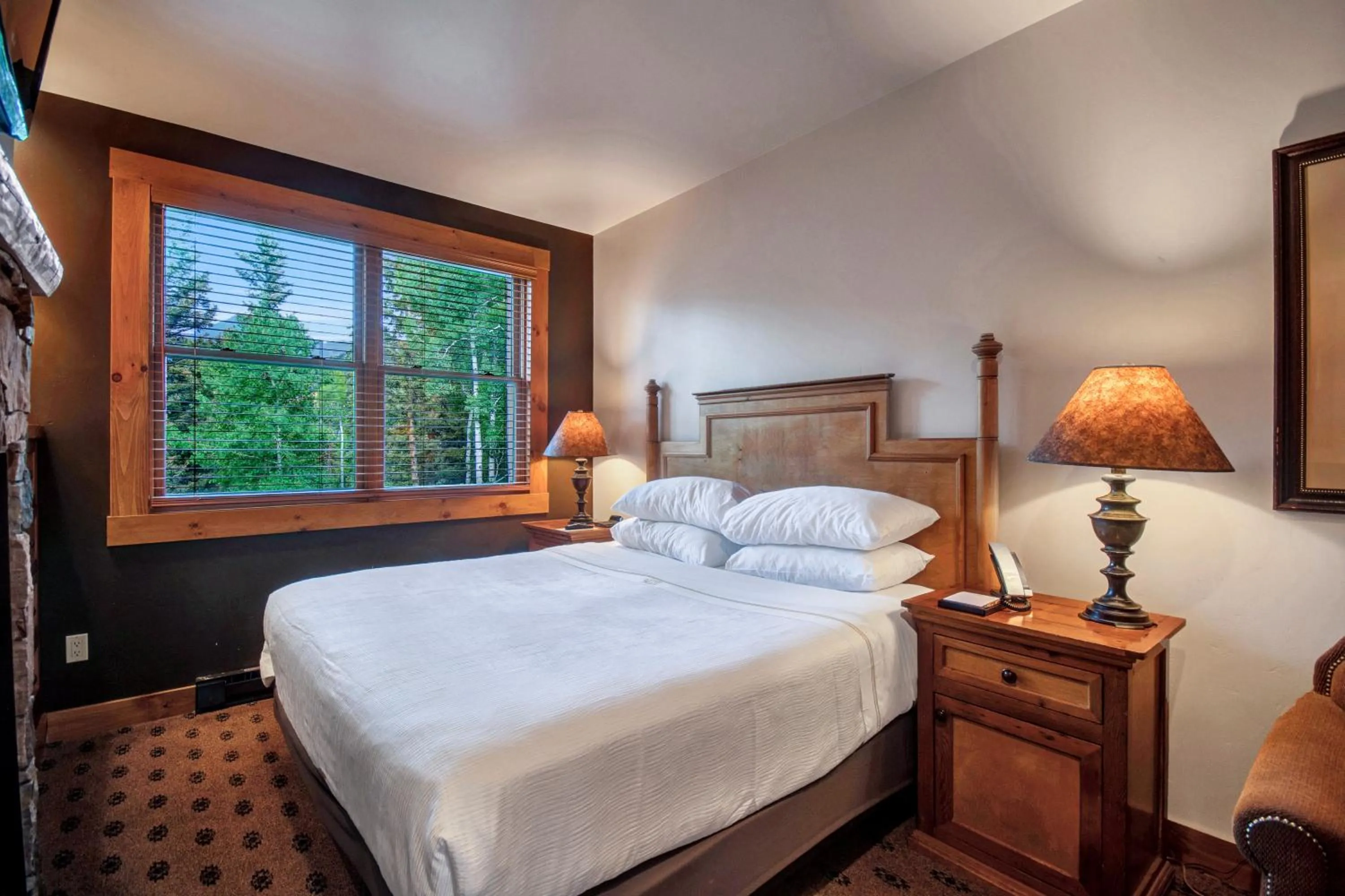 Bedroom, Bed in Mountain Lodge Telluride