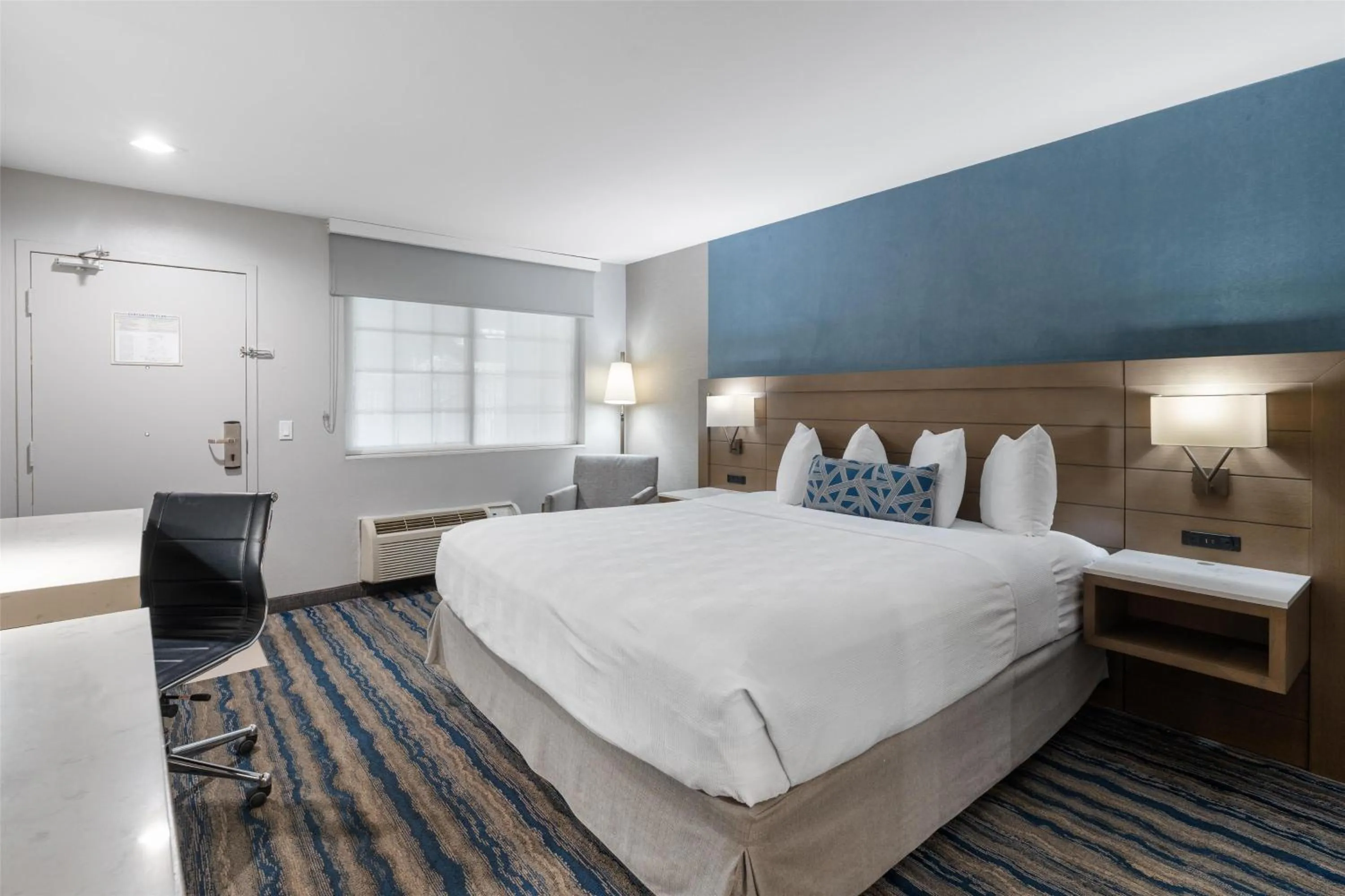 Bedroom, Bed in Best Western San Diego/Miramar Hotel