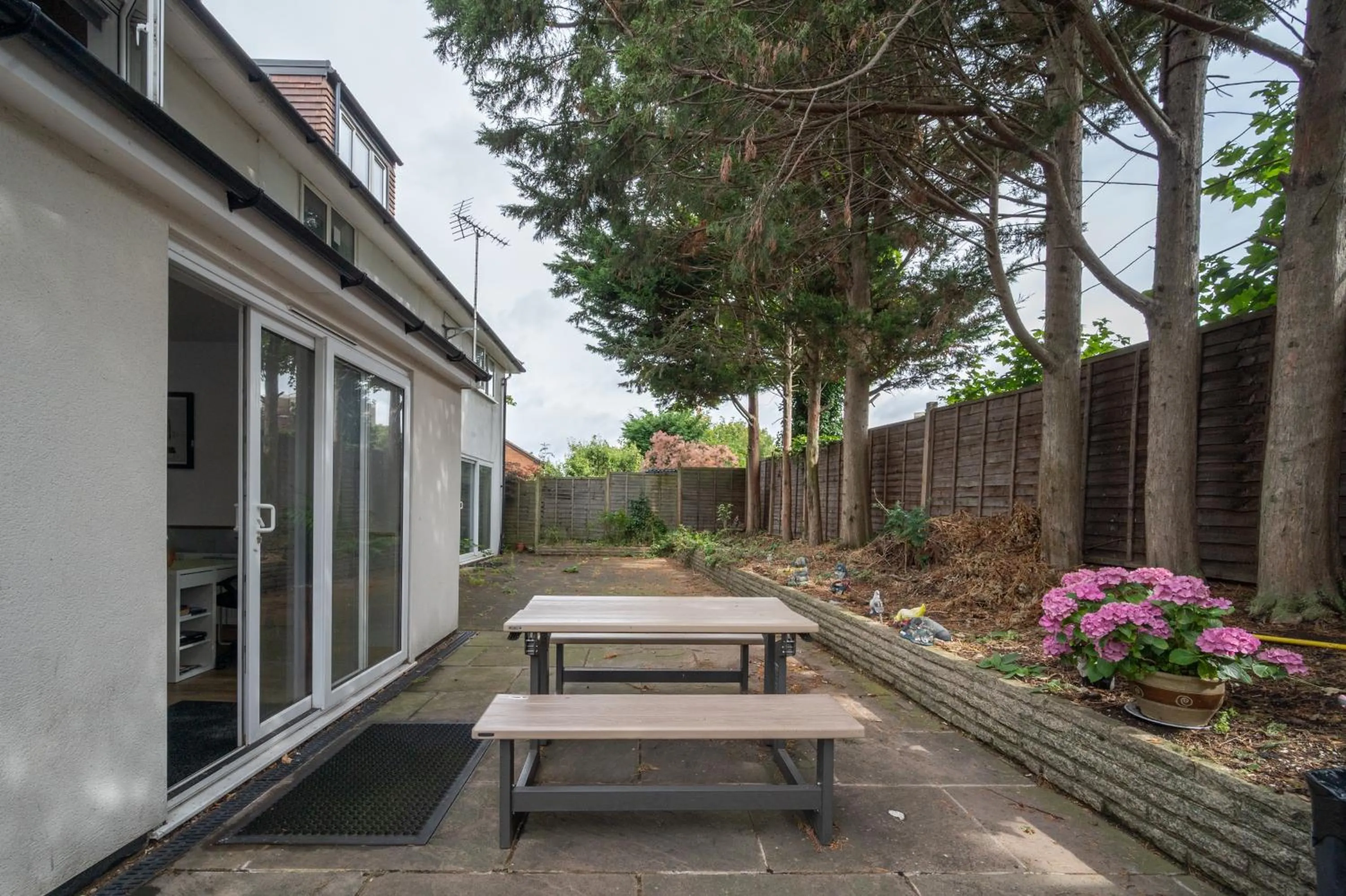 Garden in Flexistay Aparthotel Sutton