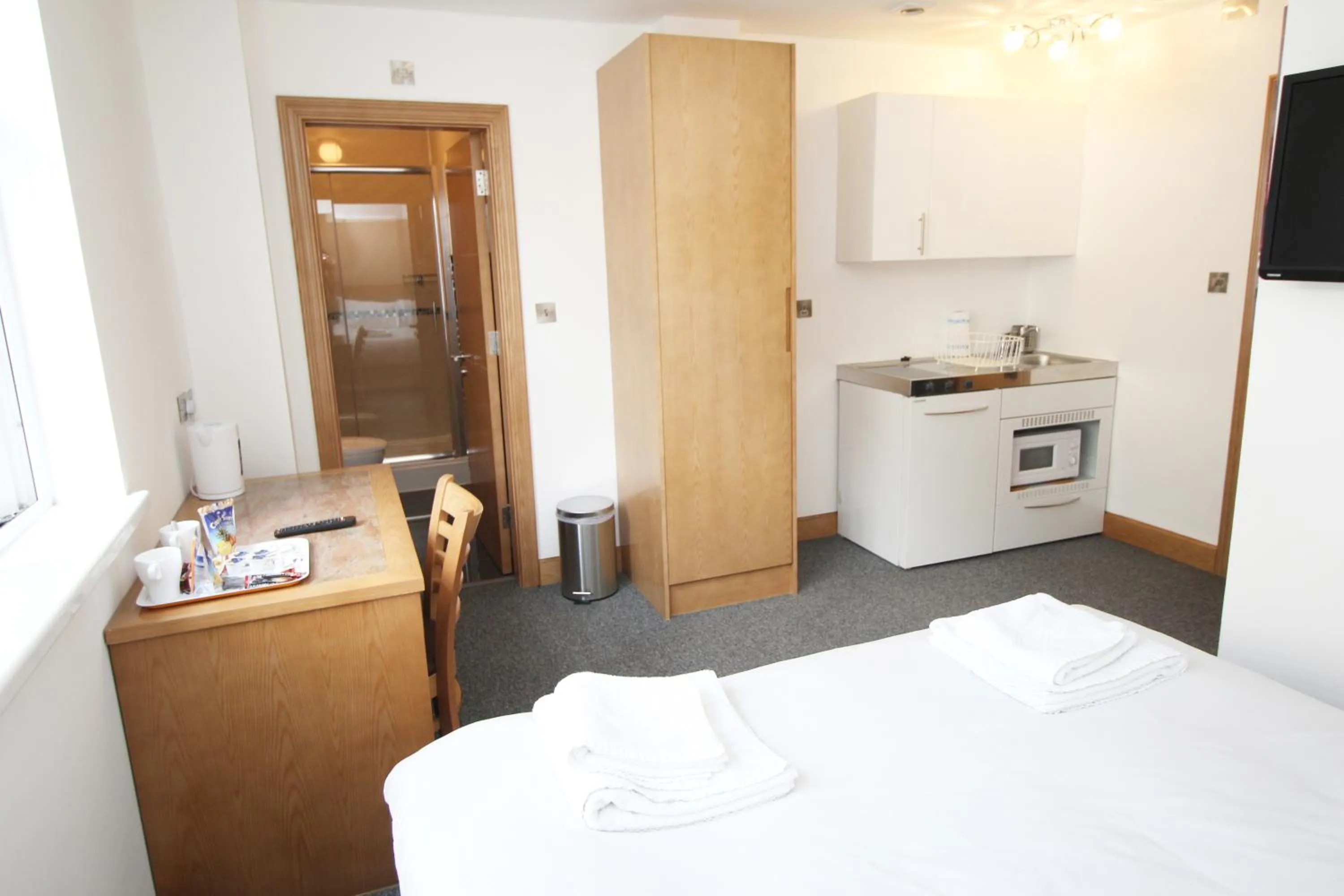 Kitchen or kitchenette, Bed in Flexistay Aparthotel Sutton