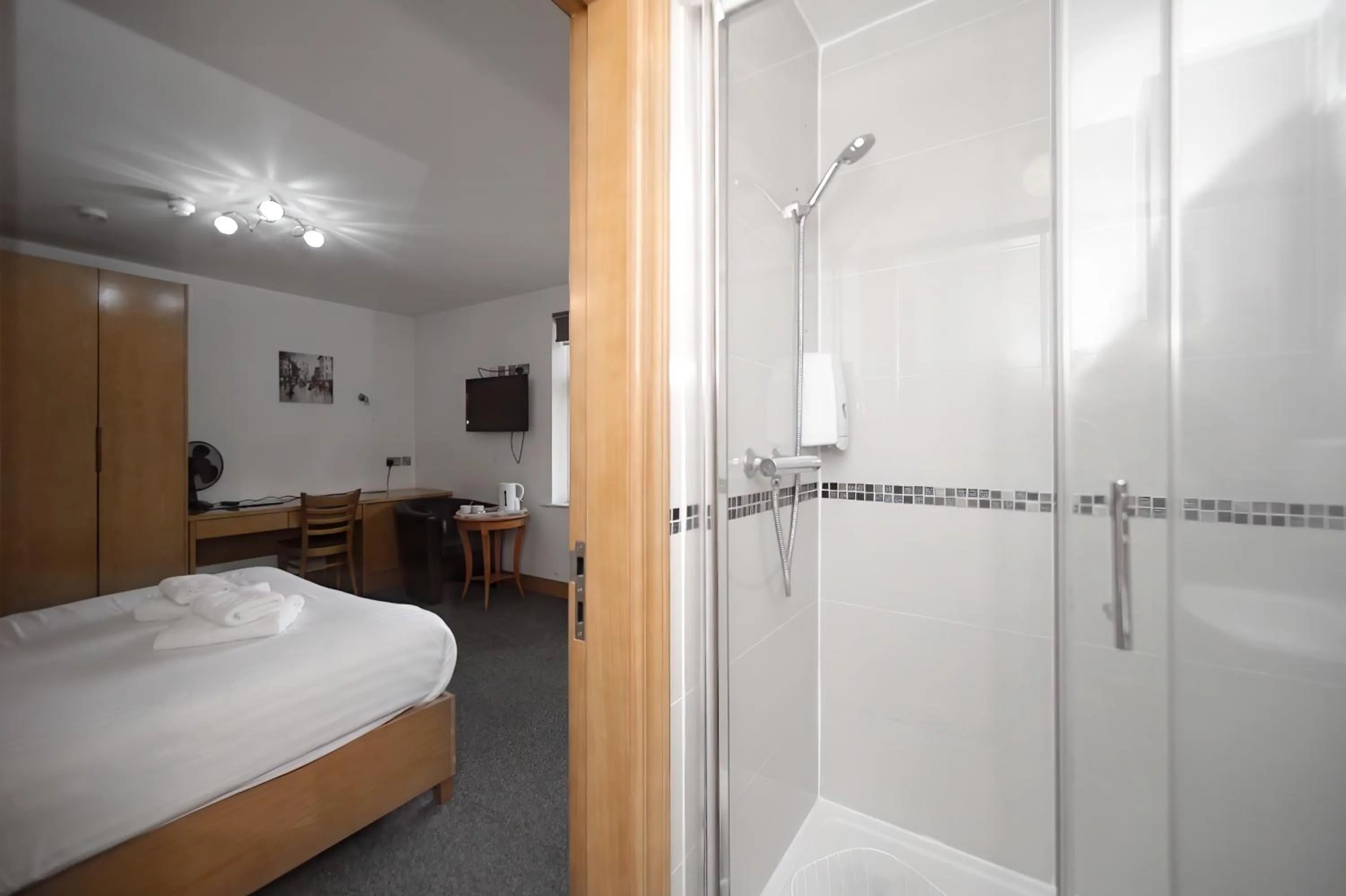 Bathroom, Bed in Flexistay Aparthotel Sutton