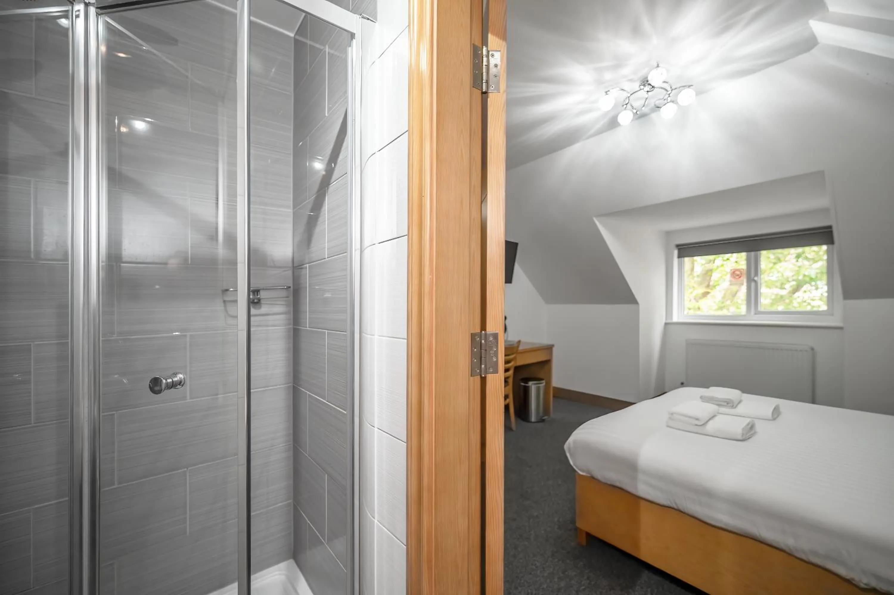 Bathroom, Bed in Flexistay Aparthotel Sutton