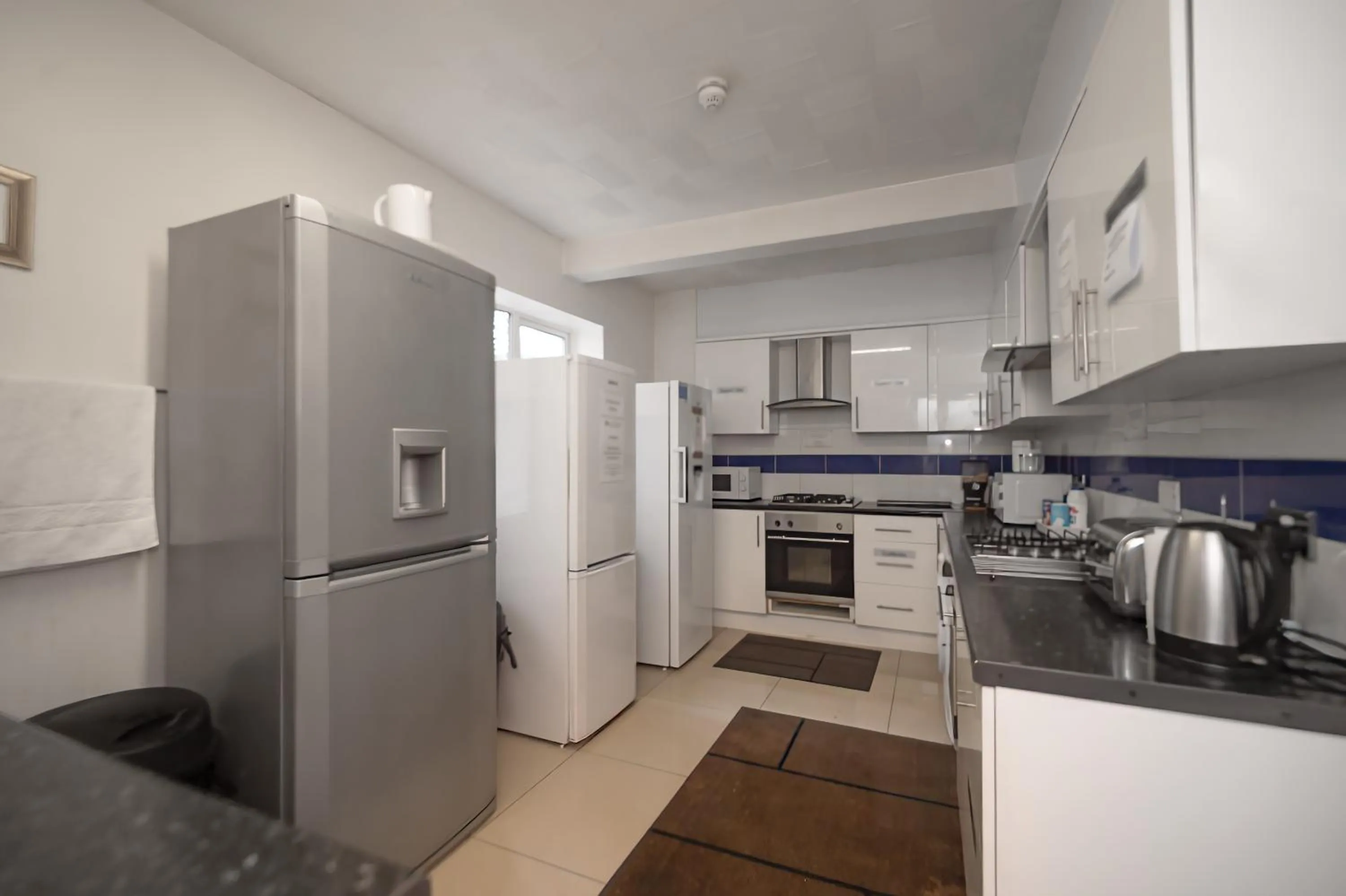 Communal kitchen in Flexistay Aparthotel Sutton