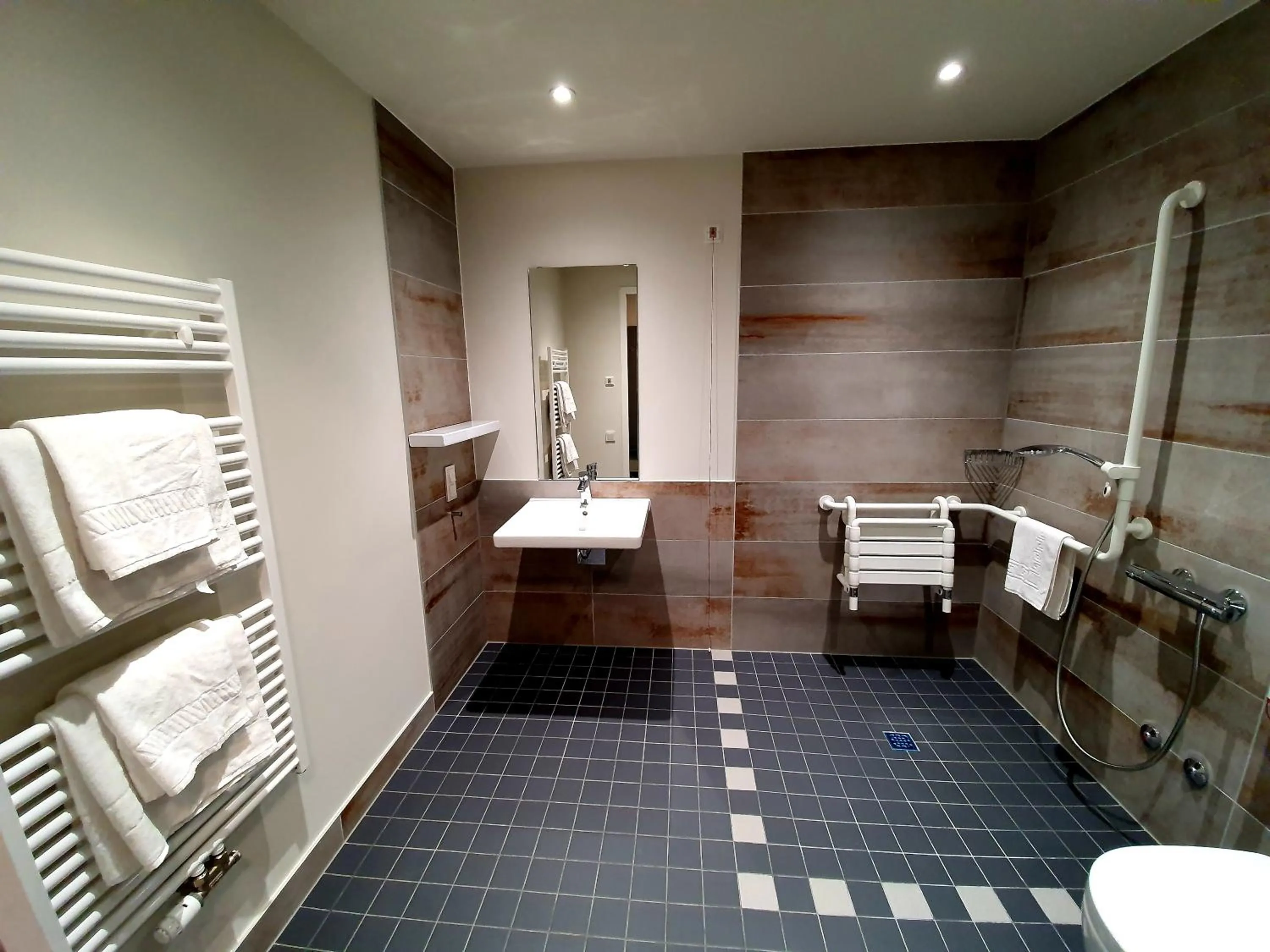 Bathroom in Jugendherberge Gemünd Vogelsang